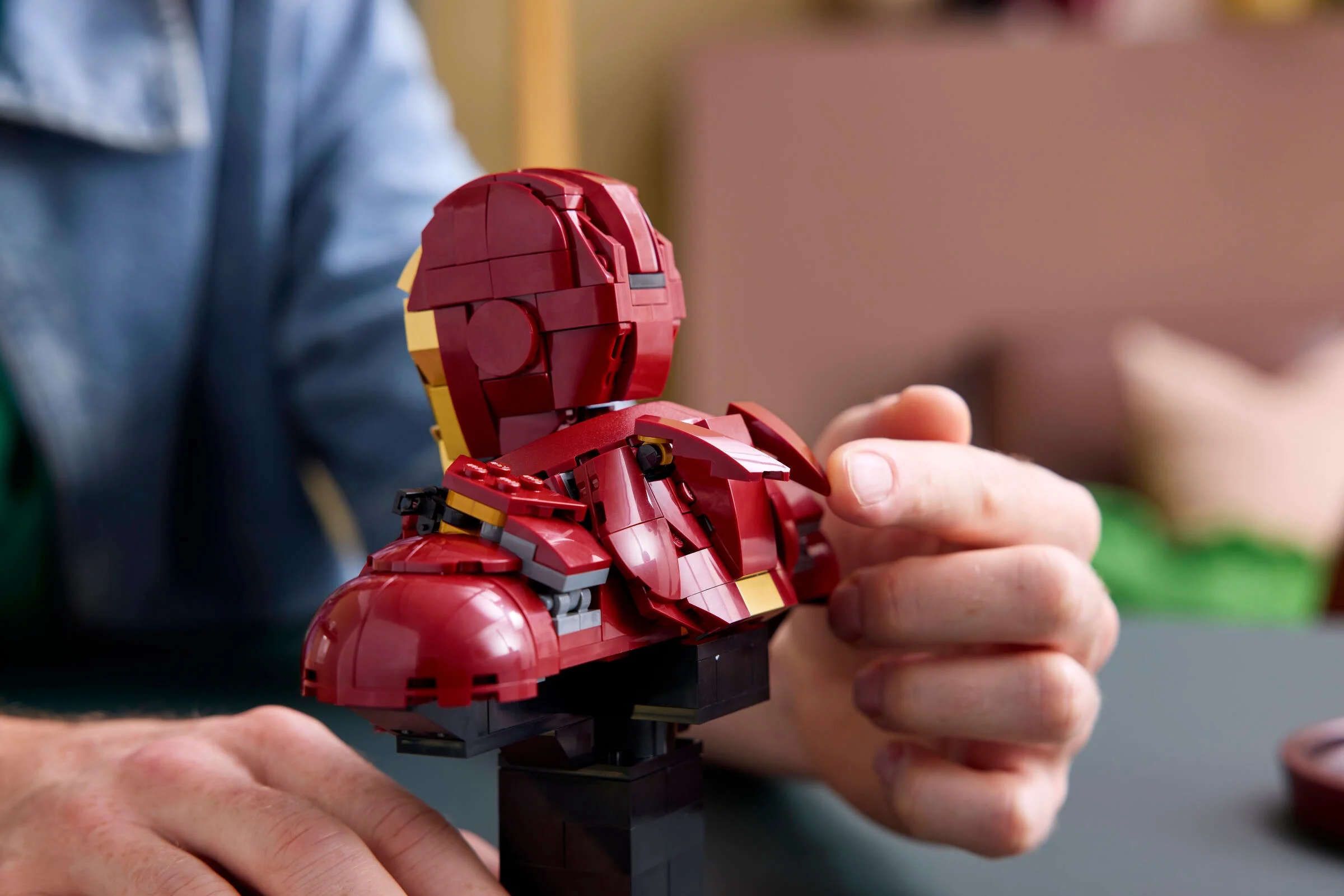Bustul Iron Man MK4, detaliu pe construcție și detalii LEGO. Aspect din spate, de colecție.