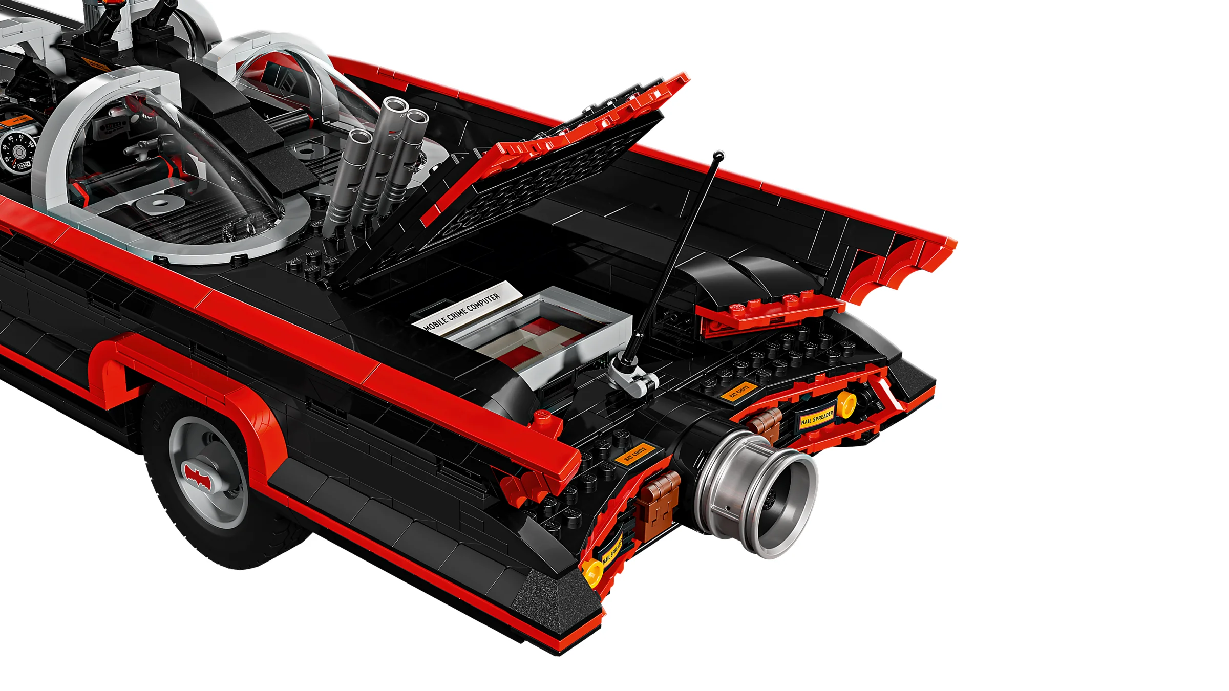 Detalii ale Batmobilei clasice, inclusiv interiorul și caracteristici precum computerul mobil.
