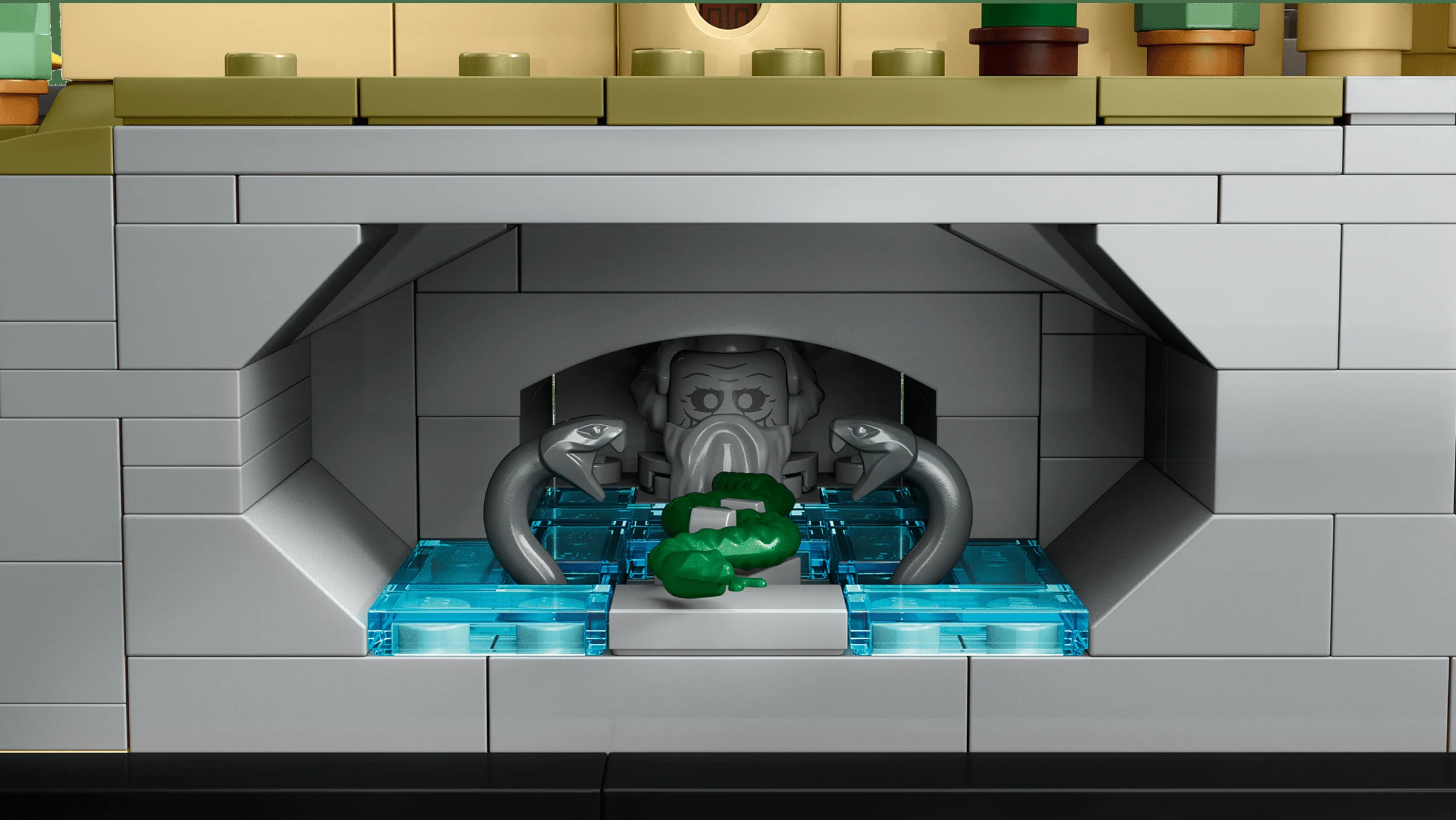 Detaliu al Camerei Secretelor din setul LEGO Hogwarts, cu statuia lui Salazar Slytherin și șerpi.