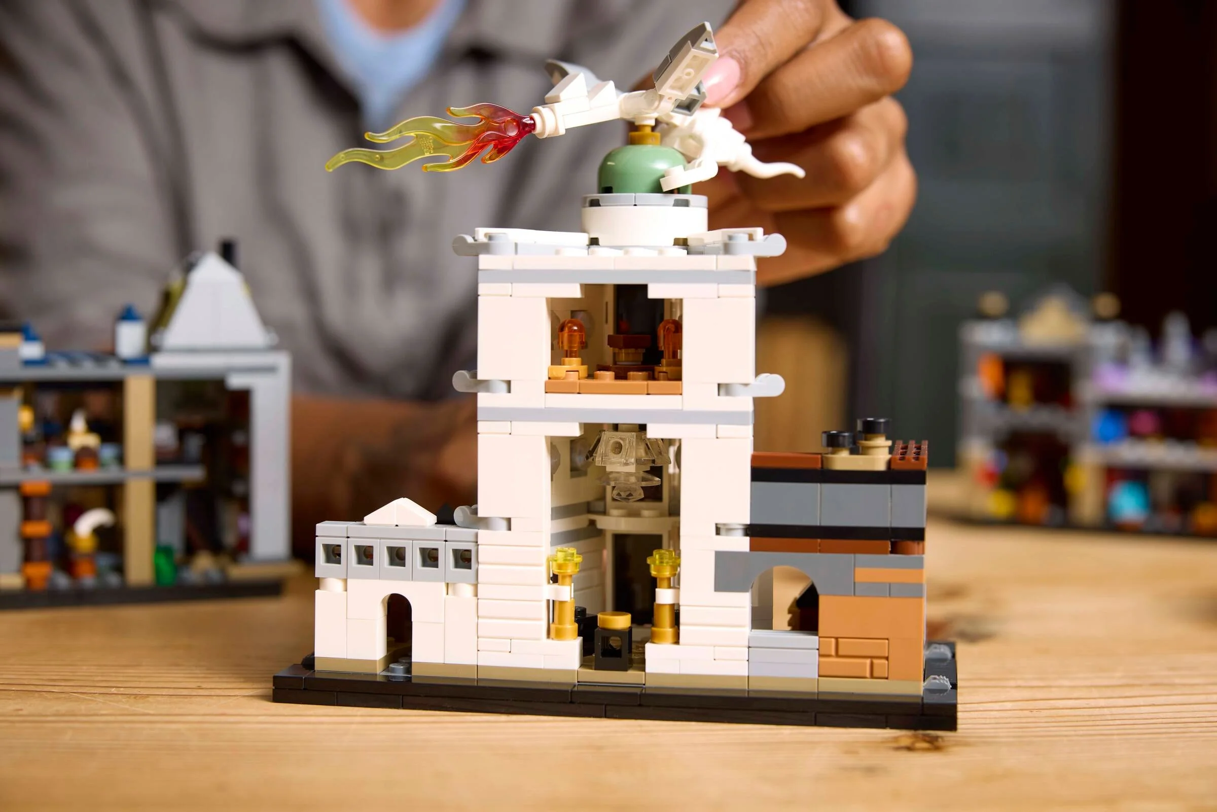 Magazinul de farse Weasleys' Wizard Wheezes, cu atenție la detaliile structurale și o figurină dragon.
