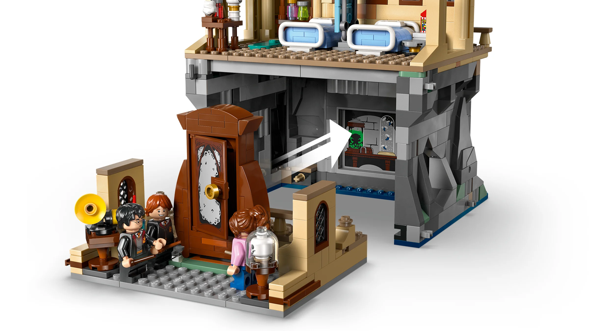 Imagine cu detalii ale setului LEGO Hogwarts: Aripa Spitalului, incluzând minifigurine și elemente de decor. 