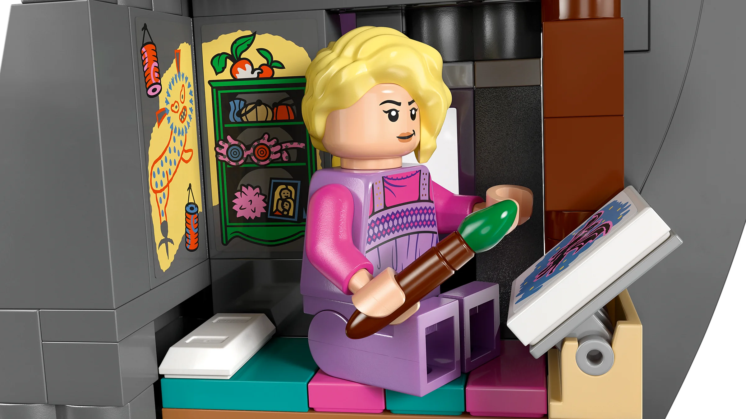 Prim-plan cu Luna Lovegood pictând în interiorul casei sale. Vedem detalii ale camerei.