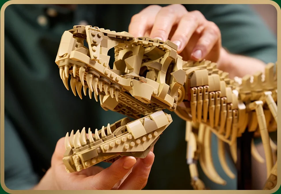 Prim plan al craniului de T-Rex din LEGO, arătând detaliile fine ale construcției.