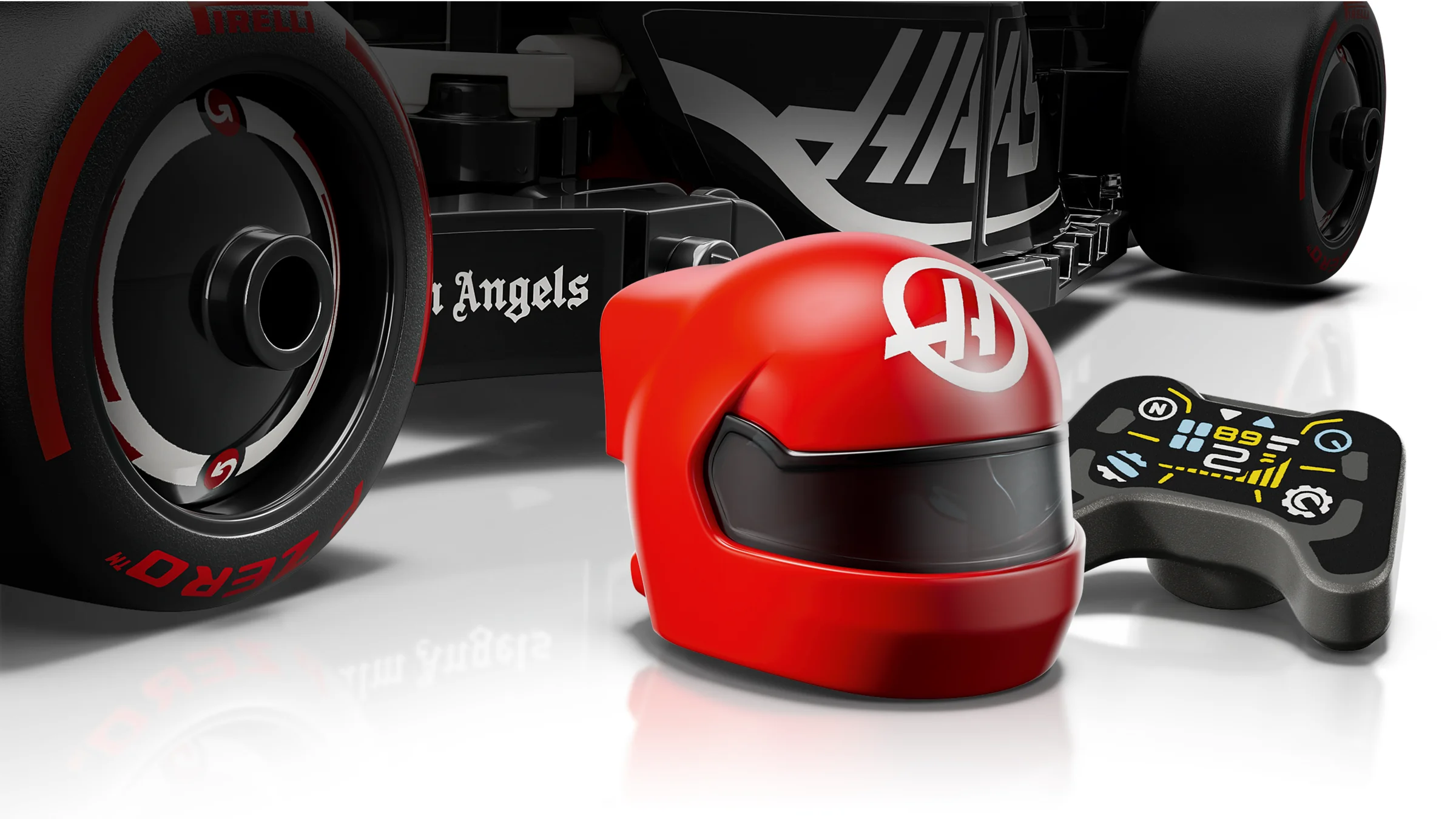 Prim-plan detaliat al căștii, volanului și roții mașinii Haas F1. Grafică clară.