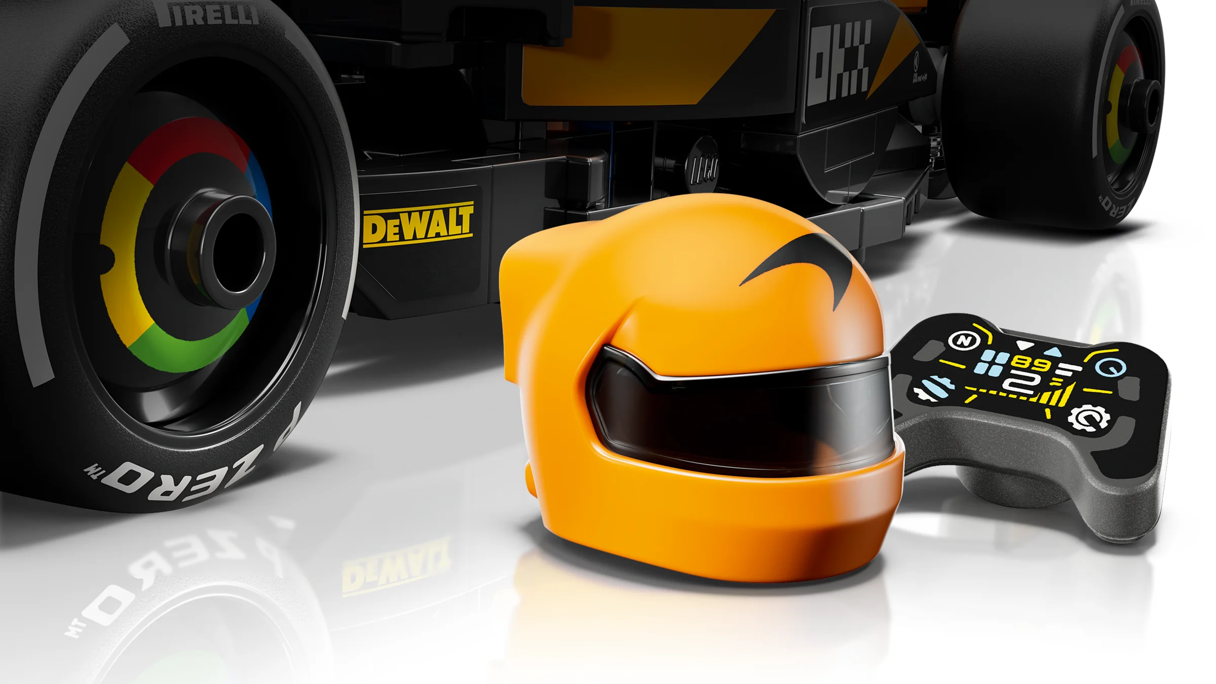 Detalii ale setului LEGO McLaren F1: cască portocalie, volan și roată cu logo-ul Google.