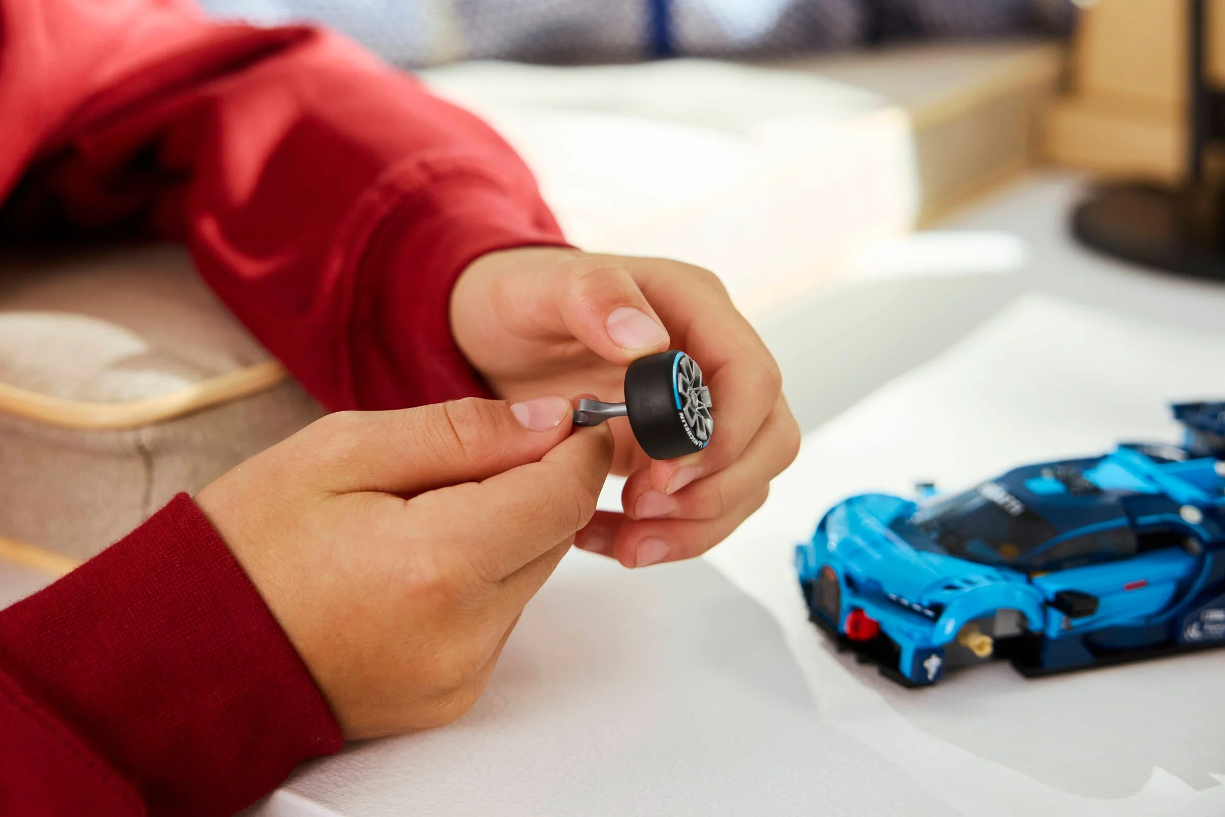 Montarea roții Bugatti Vision Gran Turismo. Detaliu apropiat al asamblării finale.