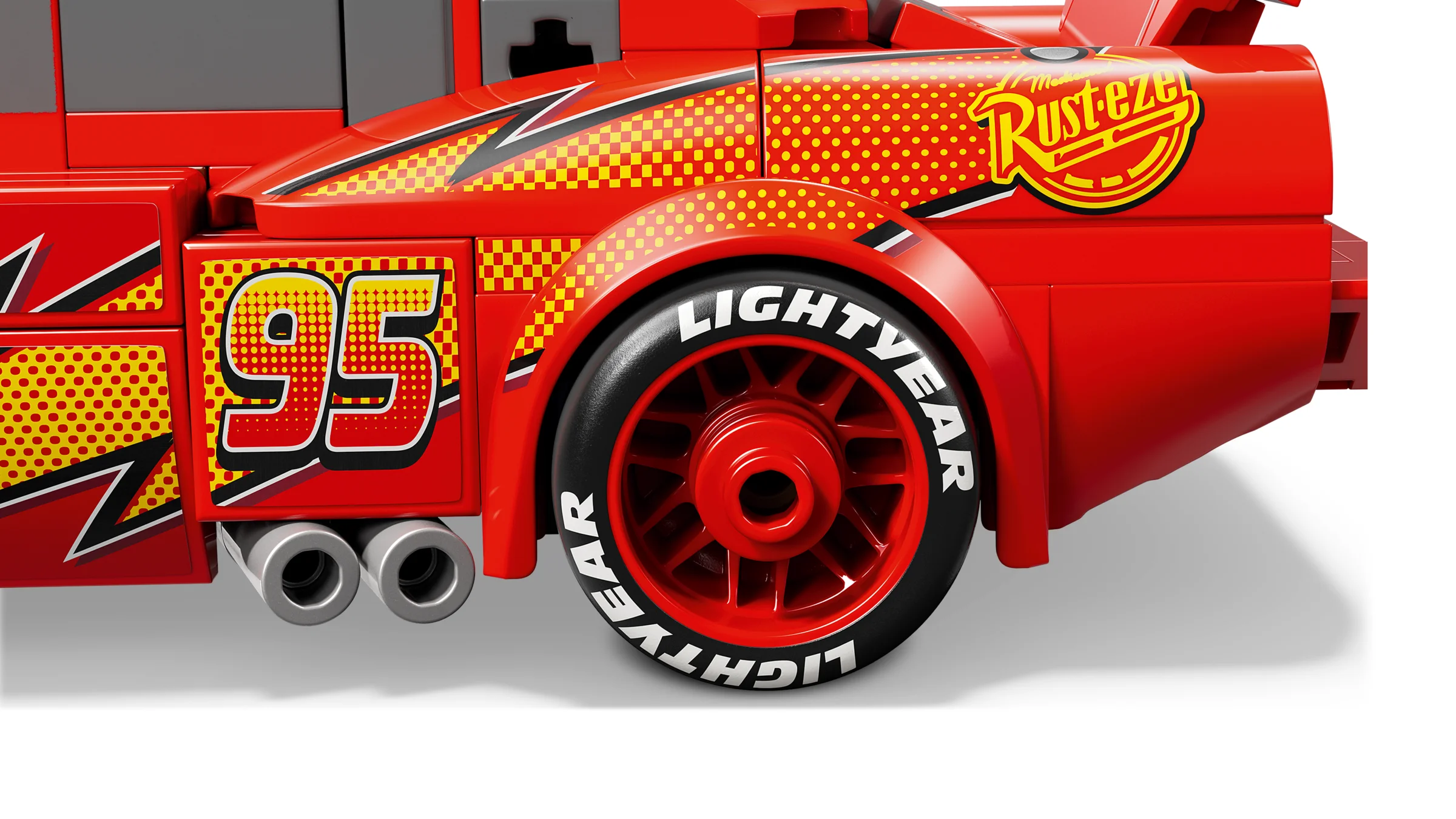 Detalii laterale cu '95', logo-ul Rust-eze și roata Lightyear a mașinii Lightning McQueen.