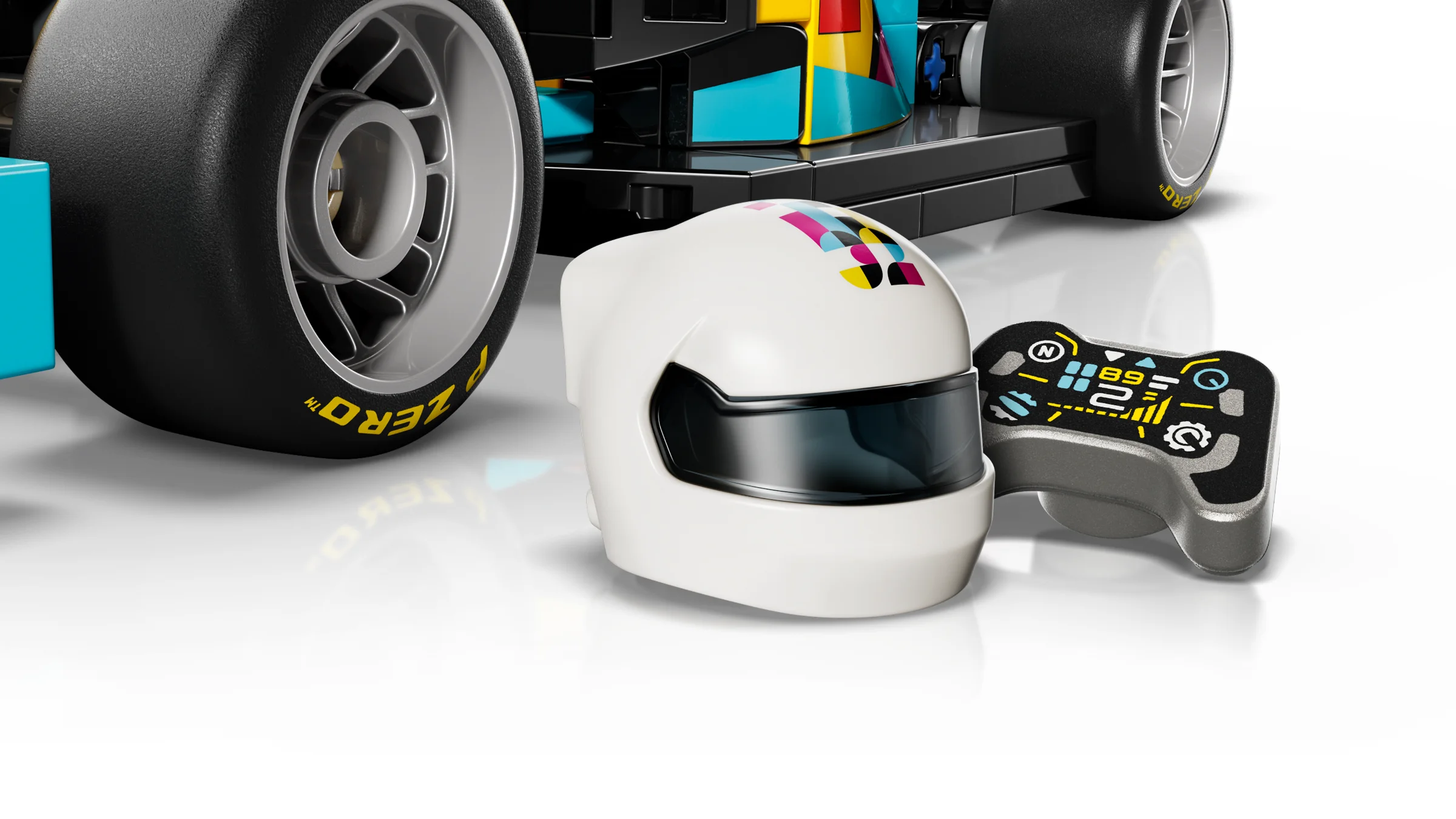 Prim plan cu casca, volanul și o parte din mașina de curse LEGO F1 Academy.