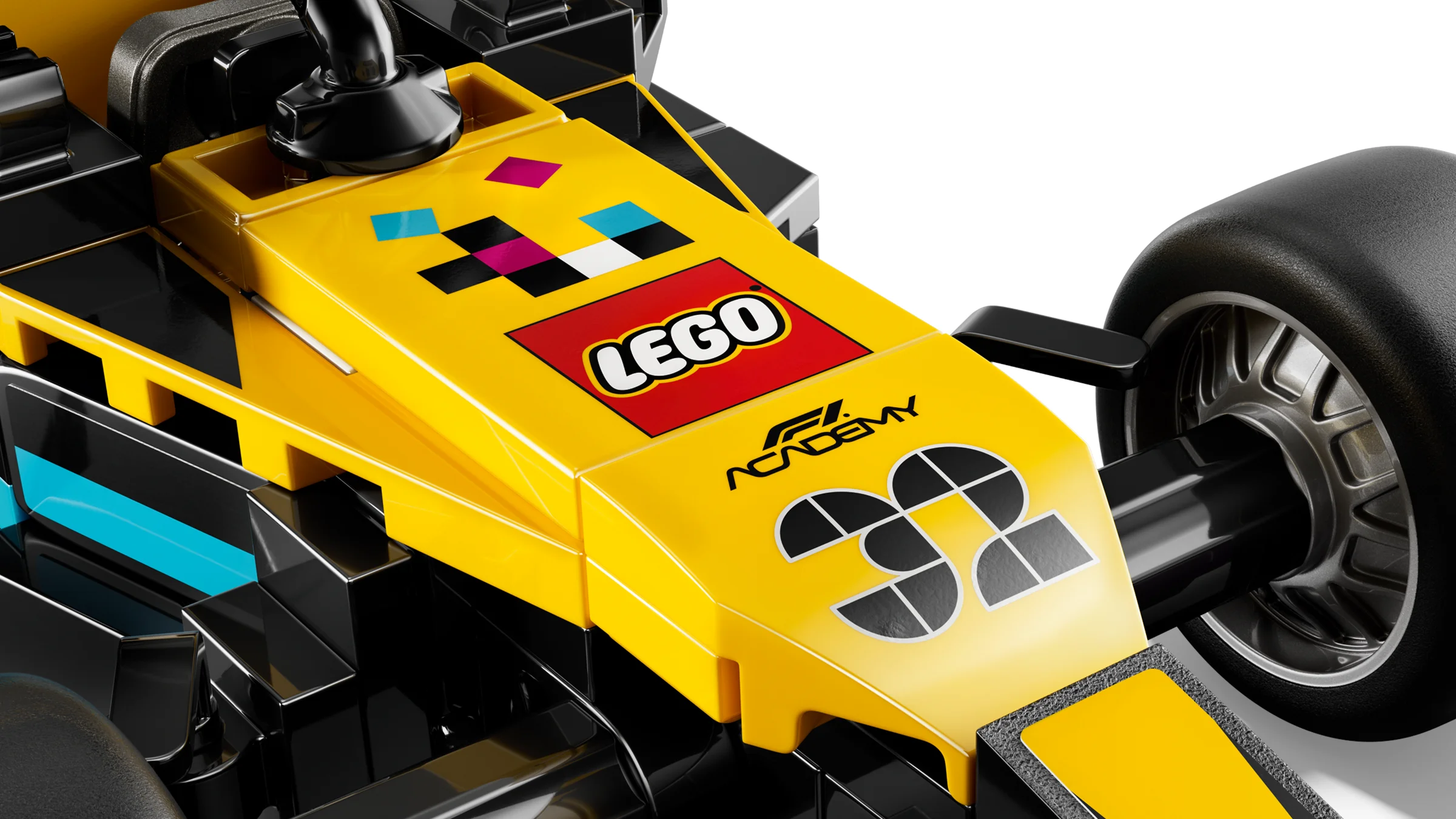 Prim-plan detaliat cu partea frontală a mașinii F1 ACADEMY LEGO, galbenă, cu autocolante.