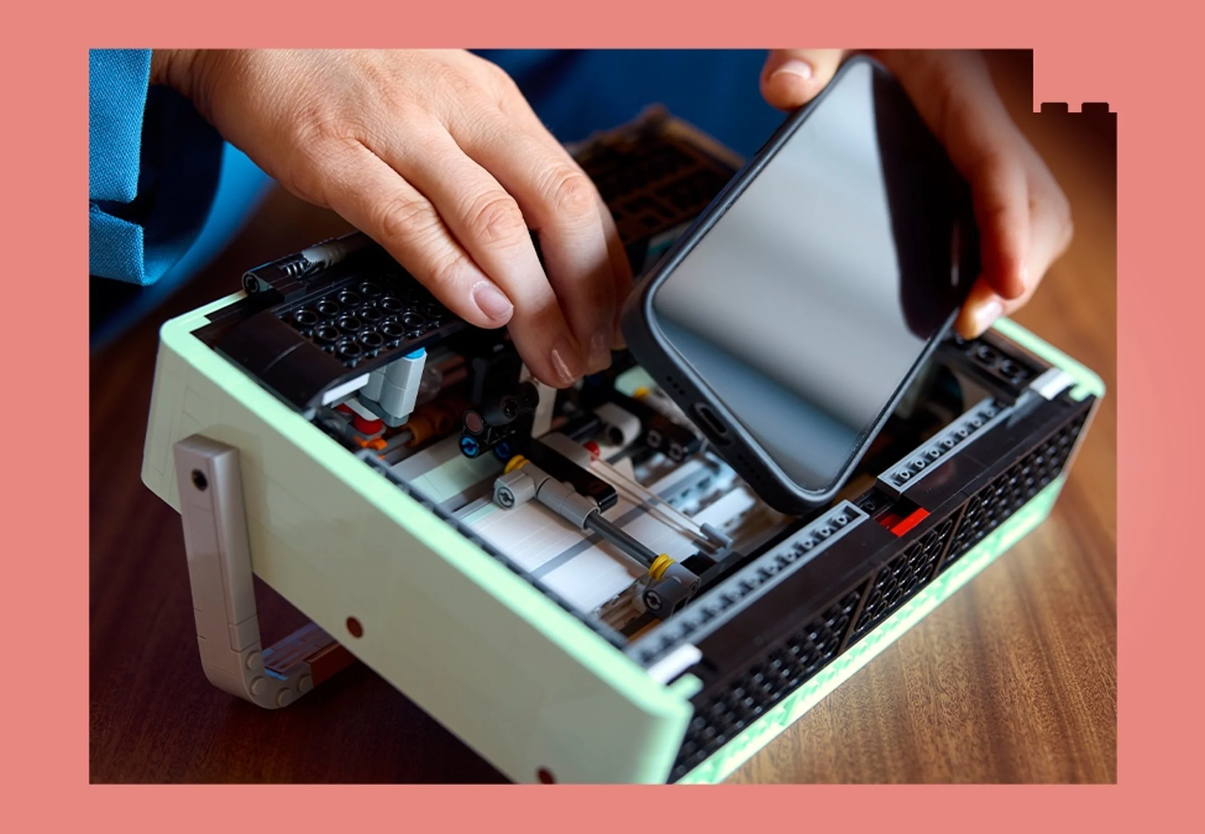 Introducerea unui telefon într-un model LEGO radio retro, detaliu interactiv.
