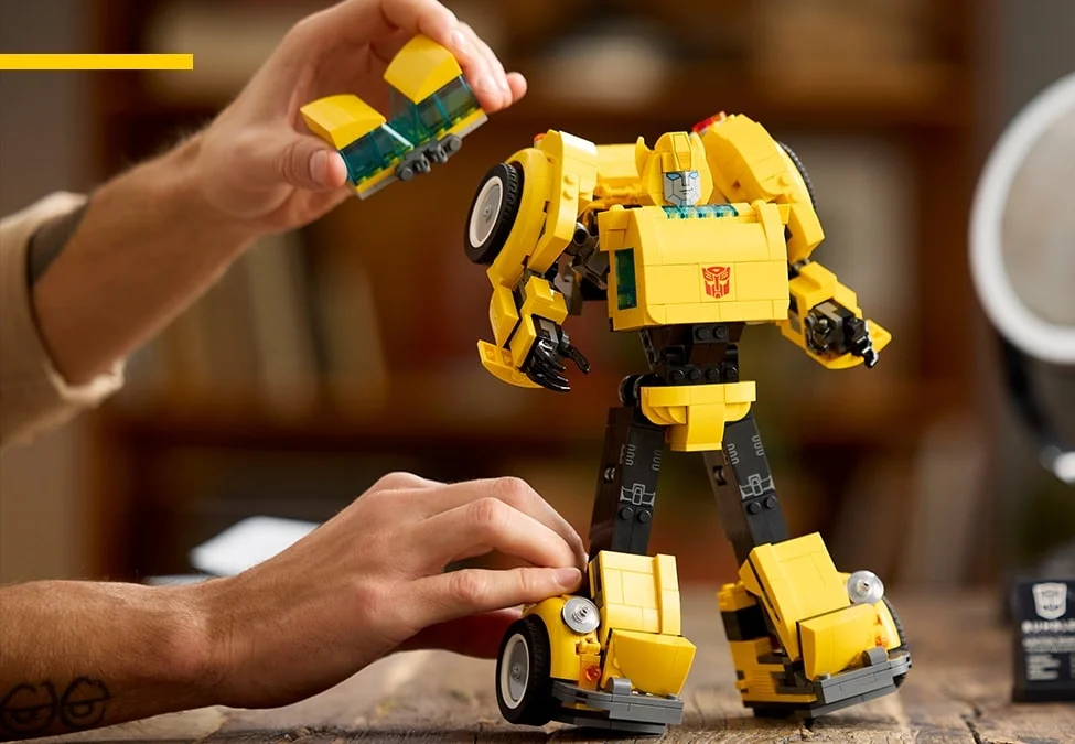 Bumblebee LEGO 10338 transformat: robot și mașină. Transformarea ușoară e demonstrată.