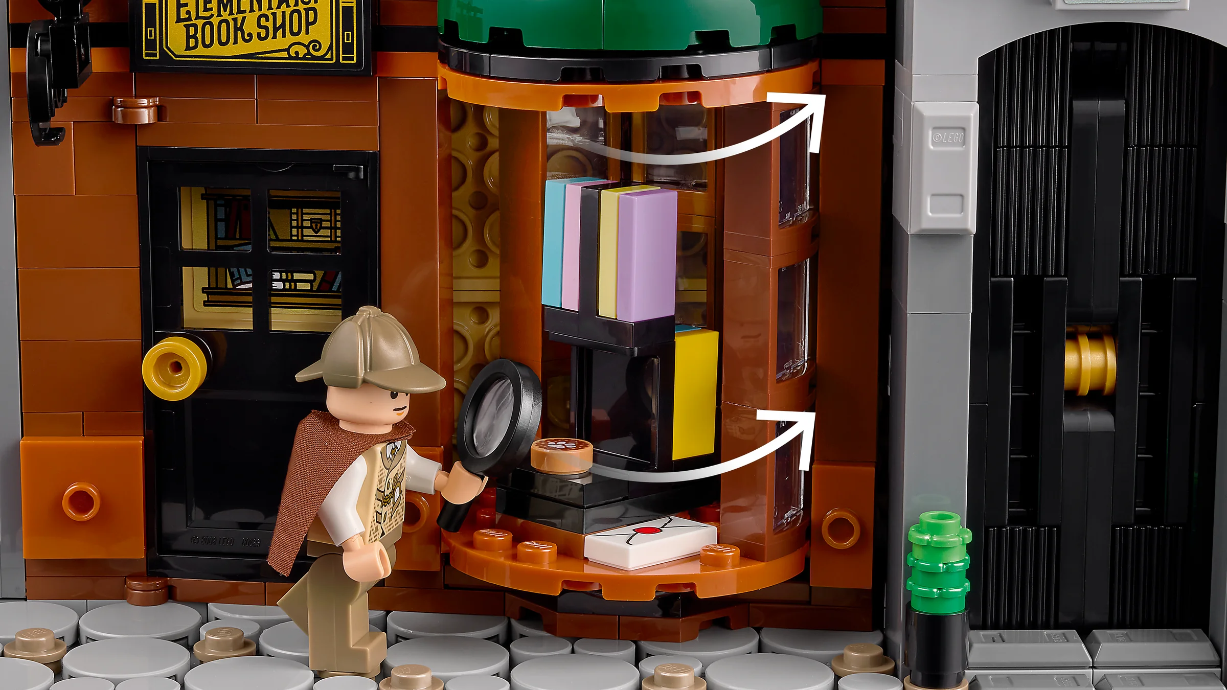 O secțiune dintr-o librărie LEGO cu o figurină Sherlock Holmes care inspectează un raft rotativ.