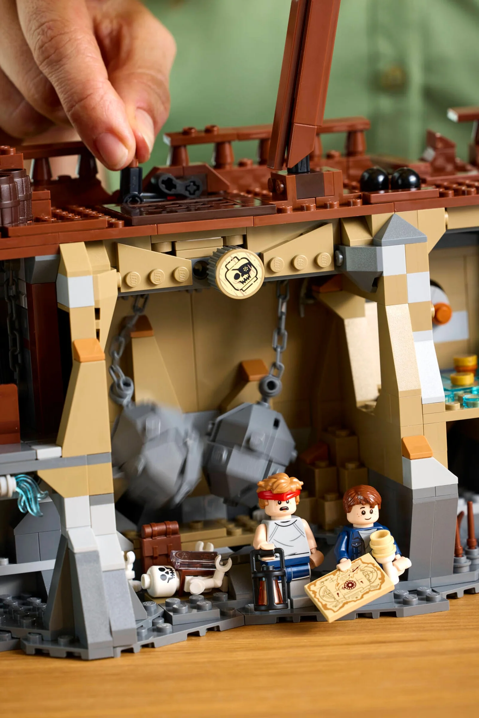Detalii despre setul LEGO Goonies, cu minifigurine și funcții interactive.