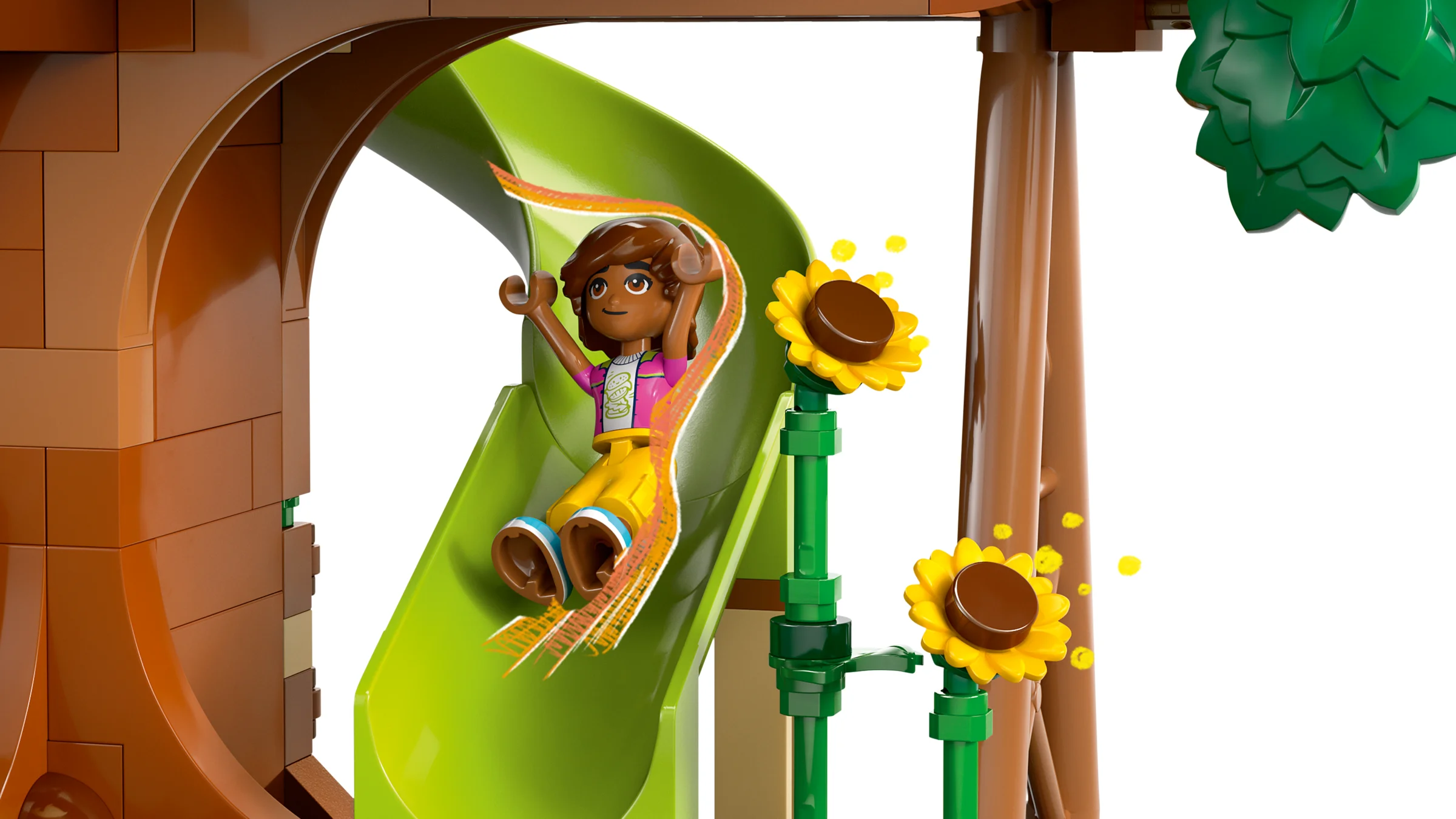 O mini-figură se dă pe toboganul verde al căsuței din copac LEGO Friends.