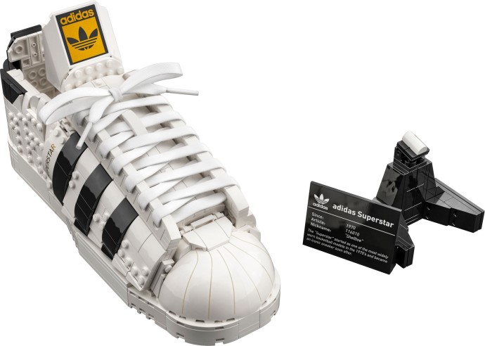Setul LEGO 10282 Adidas Originals Superstar, o replică detaliată a celebrului pantof sport de colecție