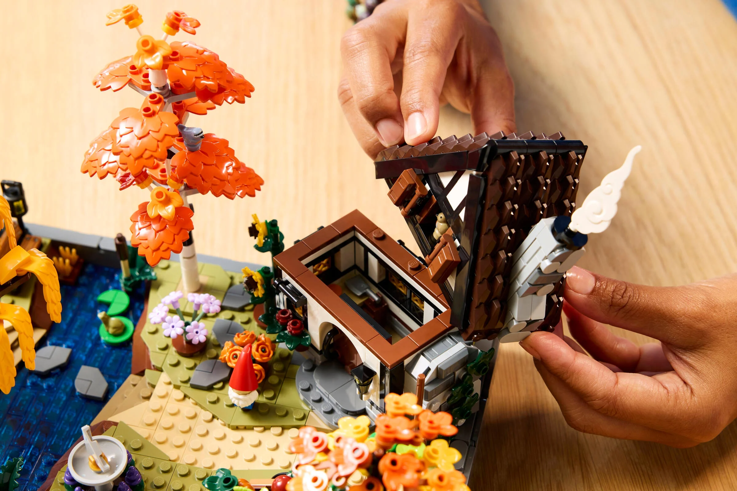 Construirea acoperișului unei căsuțe de toamnă LEGO, parte a setului „Grădina de Toamnă”.
