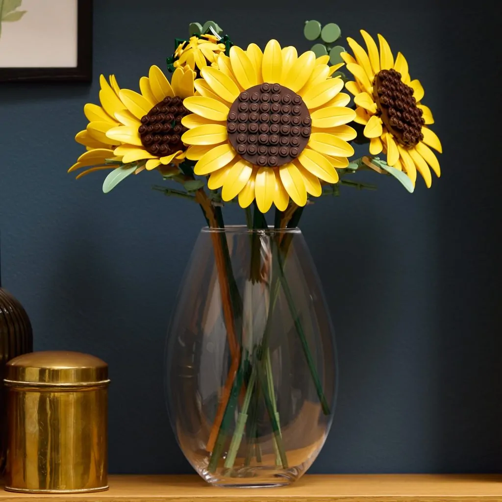 Primăvara înflorește devreme în 2026: LEGO anunță noile seturi Sunflower Bouquet și Magnolia Branches din colecția Botanicals