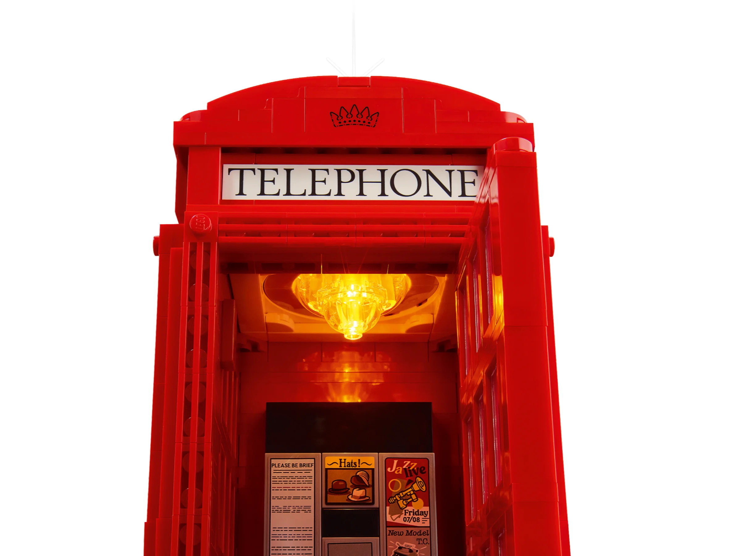 Telefon roșu londonez LEGO, deschis, cu detalii interioare și iluminare. Elemente decorative vizibile.