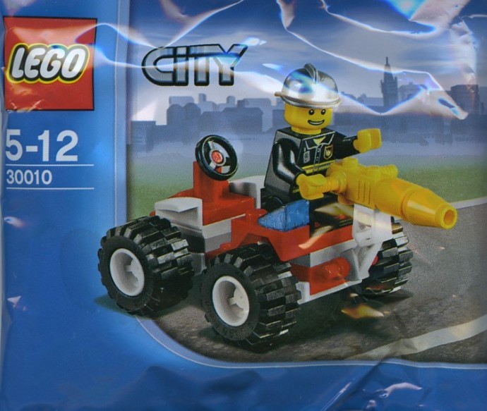 Setul LEGO 30010 Fire Chief conține o mașină roșie de pompieri și o minifigurină șef de pompieri.