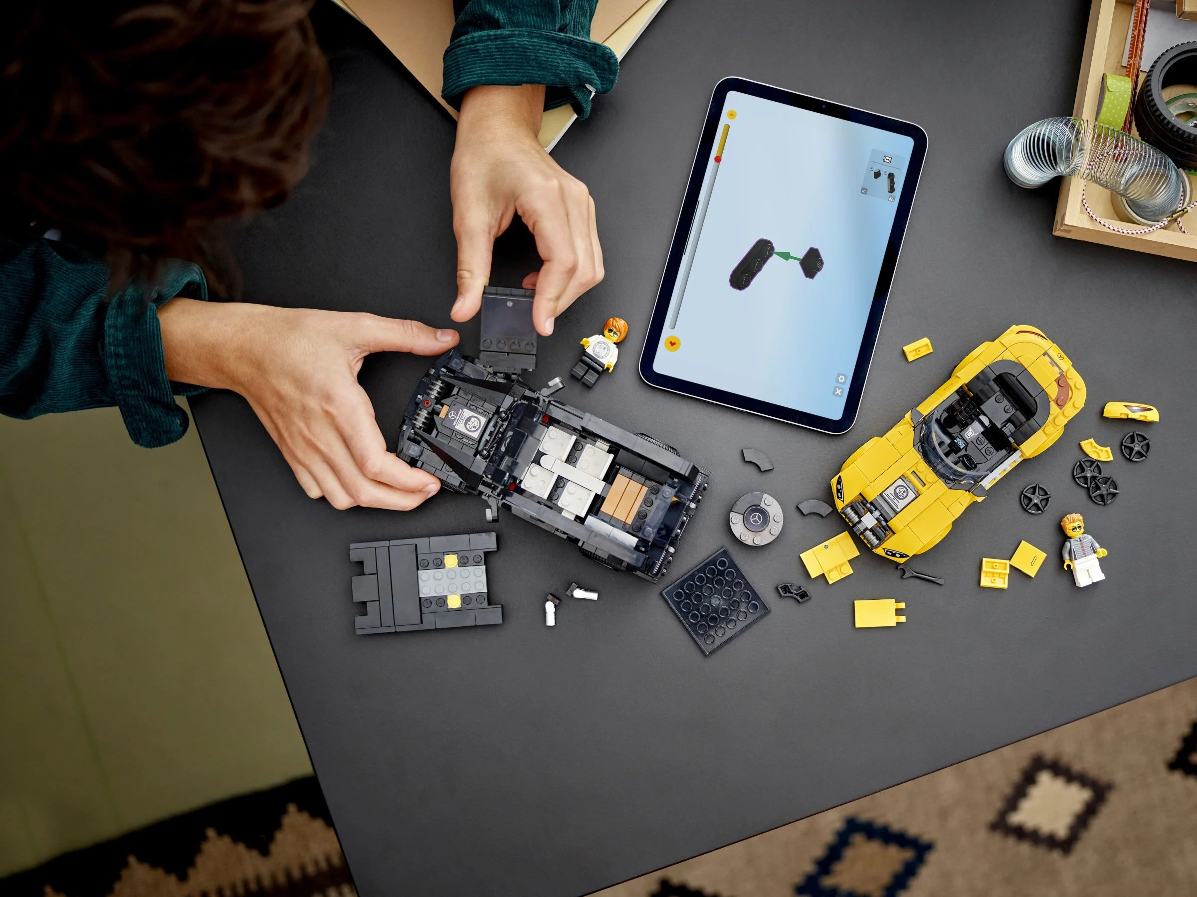 Construirea modelului LEGO Mercedes-AMG G 63 și SL 63, urmând instrucțiunile de pe tabletă.