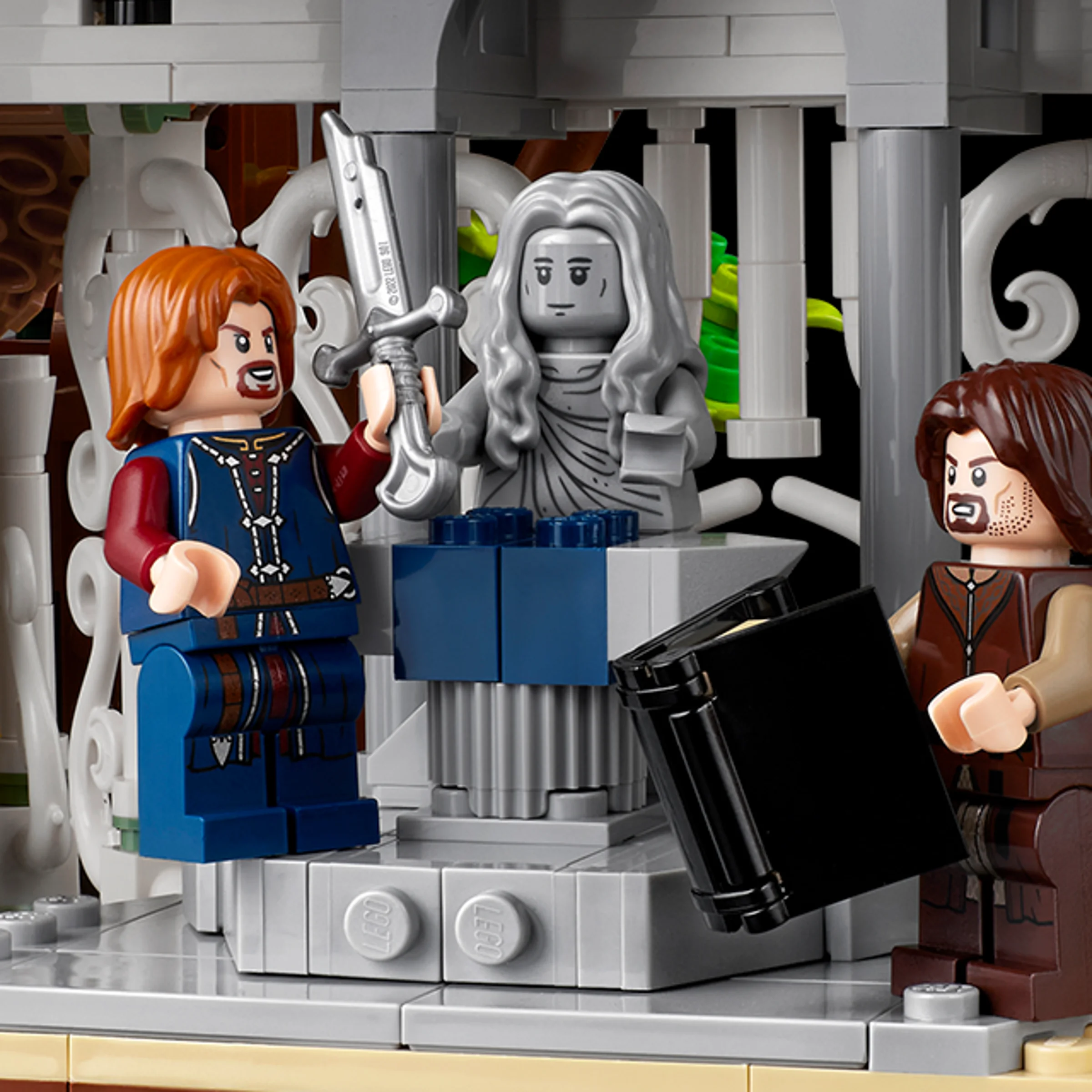 Mini-figurine LEGO îl arată pe Boromir, Elrond și pe Frodo la Rivendell.