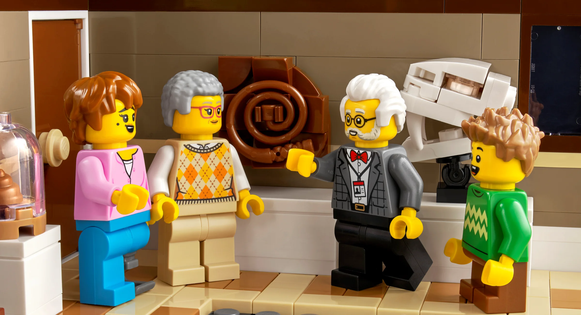 Imagine cu minifigurinele LEGO la muzeul de istorie naturală, expunând exponatele.