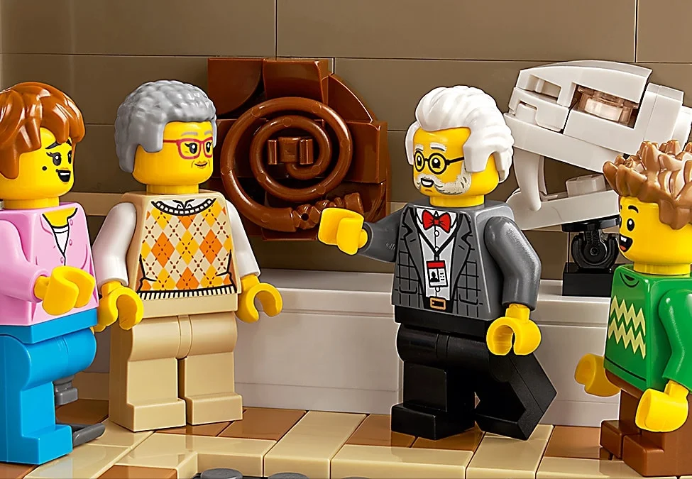 Prim plan cu vizitatori și un ghid la Muzeul de Istorie Naturală LEGO 10326.