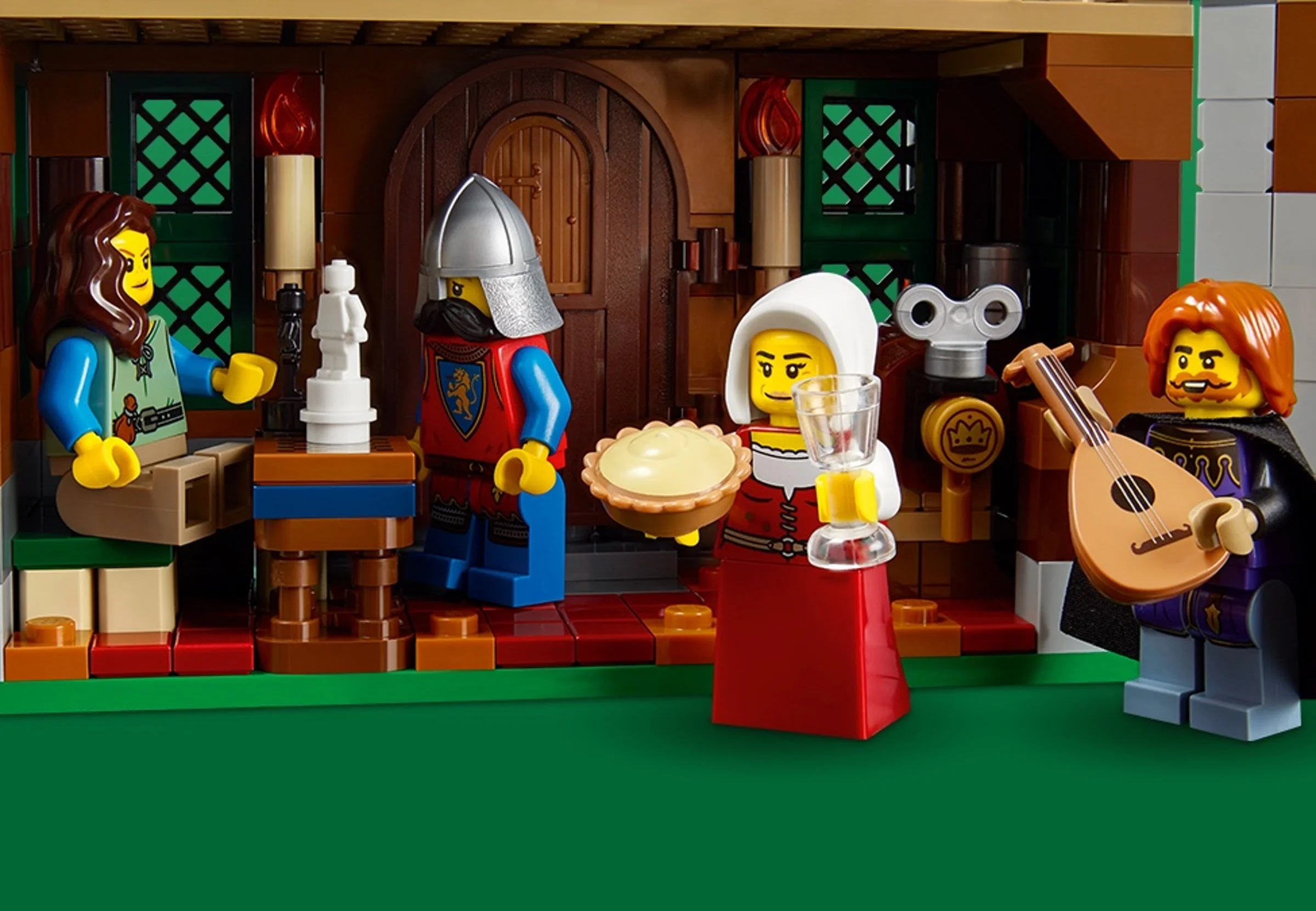 Mini-figurine LEGO medievale, inclusiv un cavaler, o brutăreasă, un muzician și un artist.