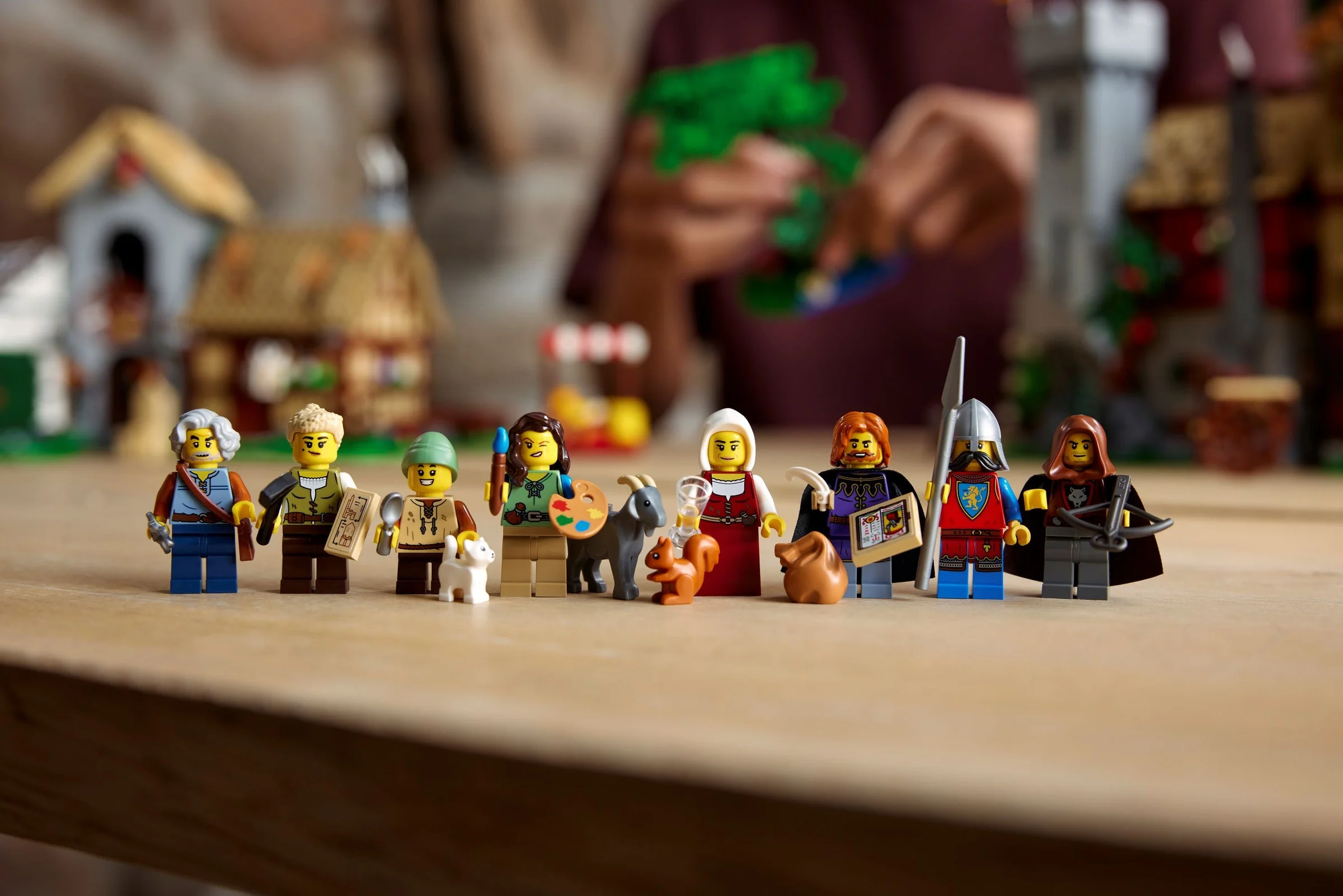Prezentare detaliată a minifigurinelor setului Medieval Town Square, cu accesorii și animale.