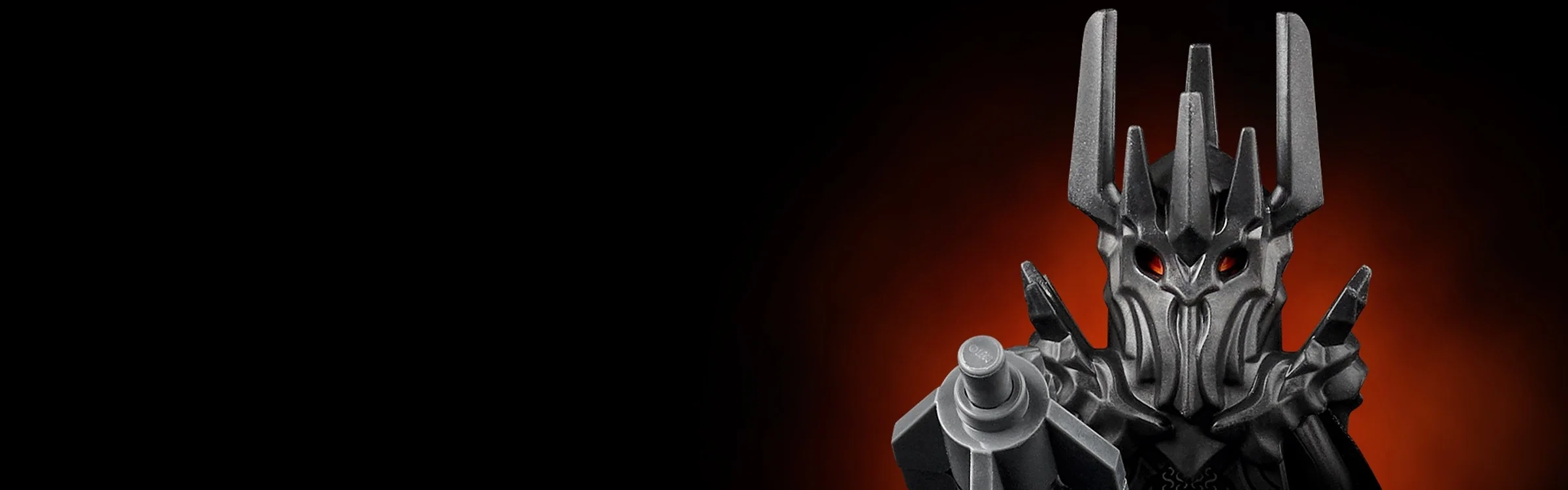 Prim-plan cu Sauron din LEGO Barad-dûr, cu casca și ochii roșii strălucitori.