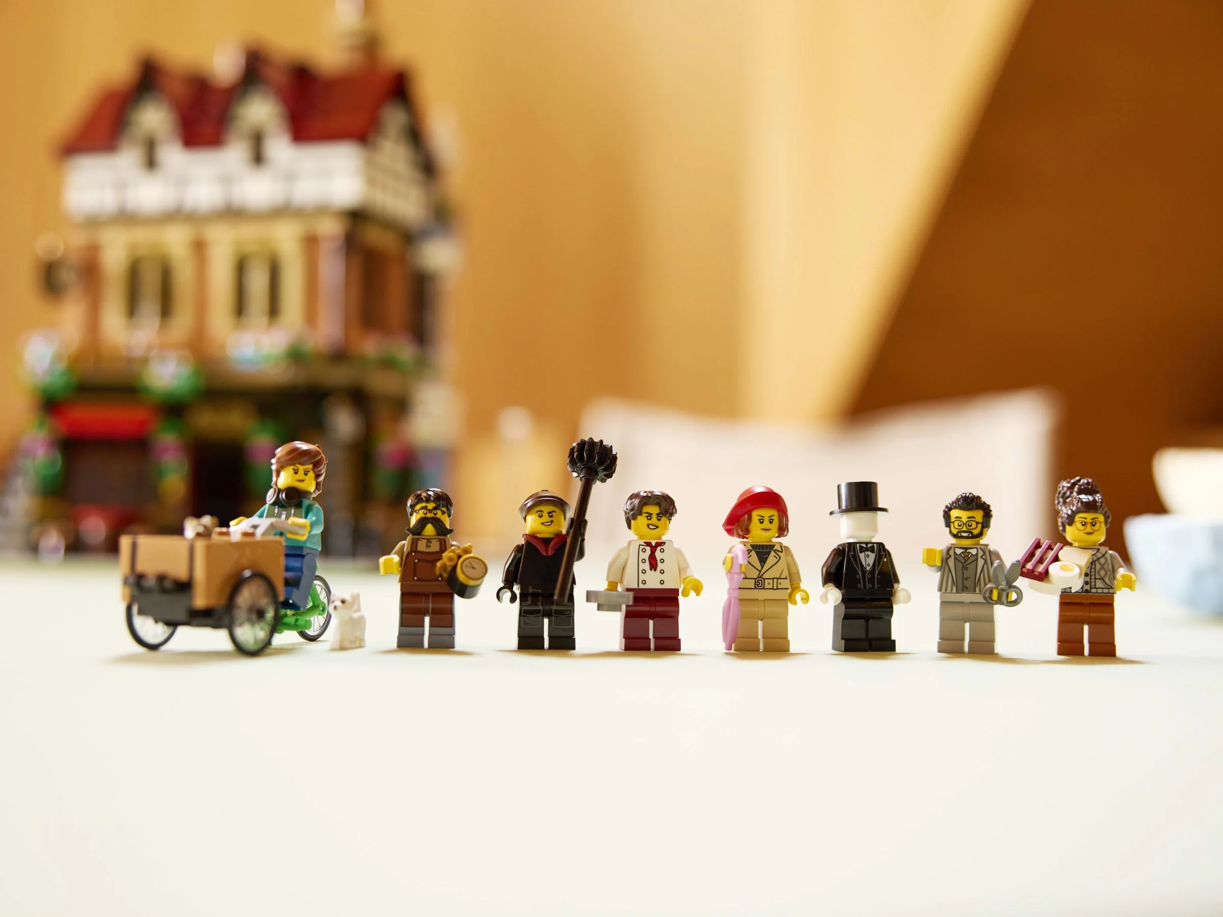 Minifigurinele setului LEGO 10350 Tudor Corner sunt prezentate în prim plan.