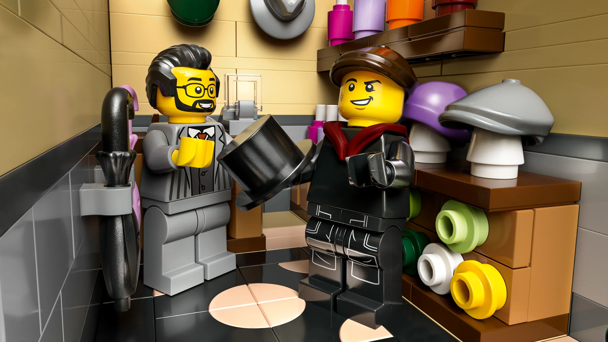 Prim plan cu două minifigurine în interiorul magazinului de pălării din setul LEGO Tudor Corner.