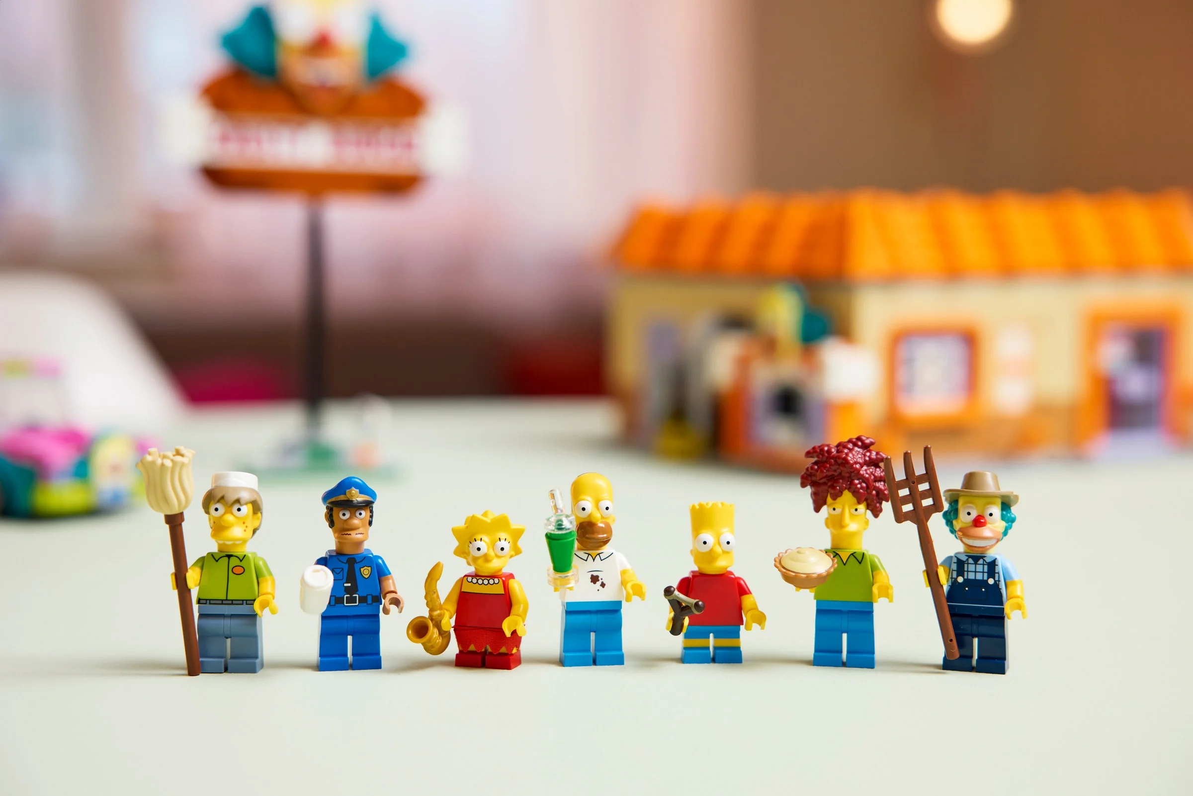Mini-figurinele LEGO Simpsons: Willie, Wiggum, Lisa, Homer, Bart, Sideshow Bob și Krusty.