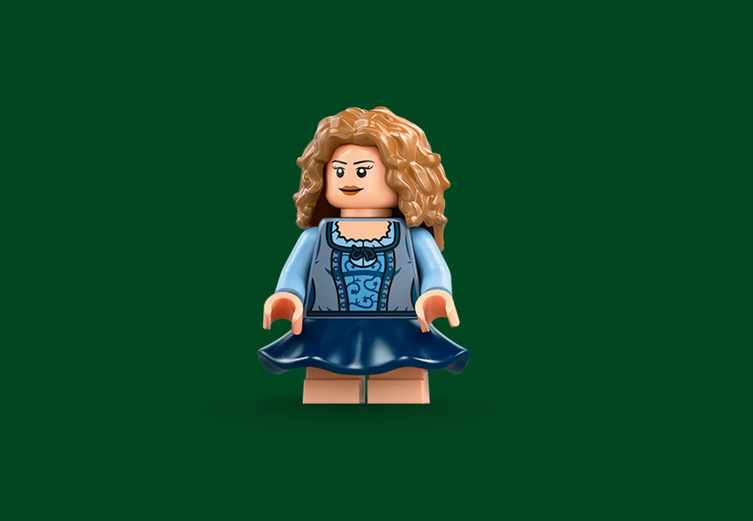 Minifigurină LEGO feminină cu păr ondulat castaniu, rochie albastră și zâmbet blând.