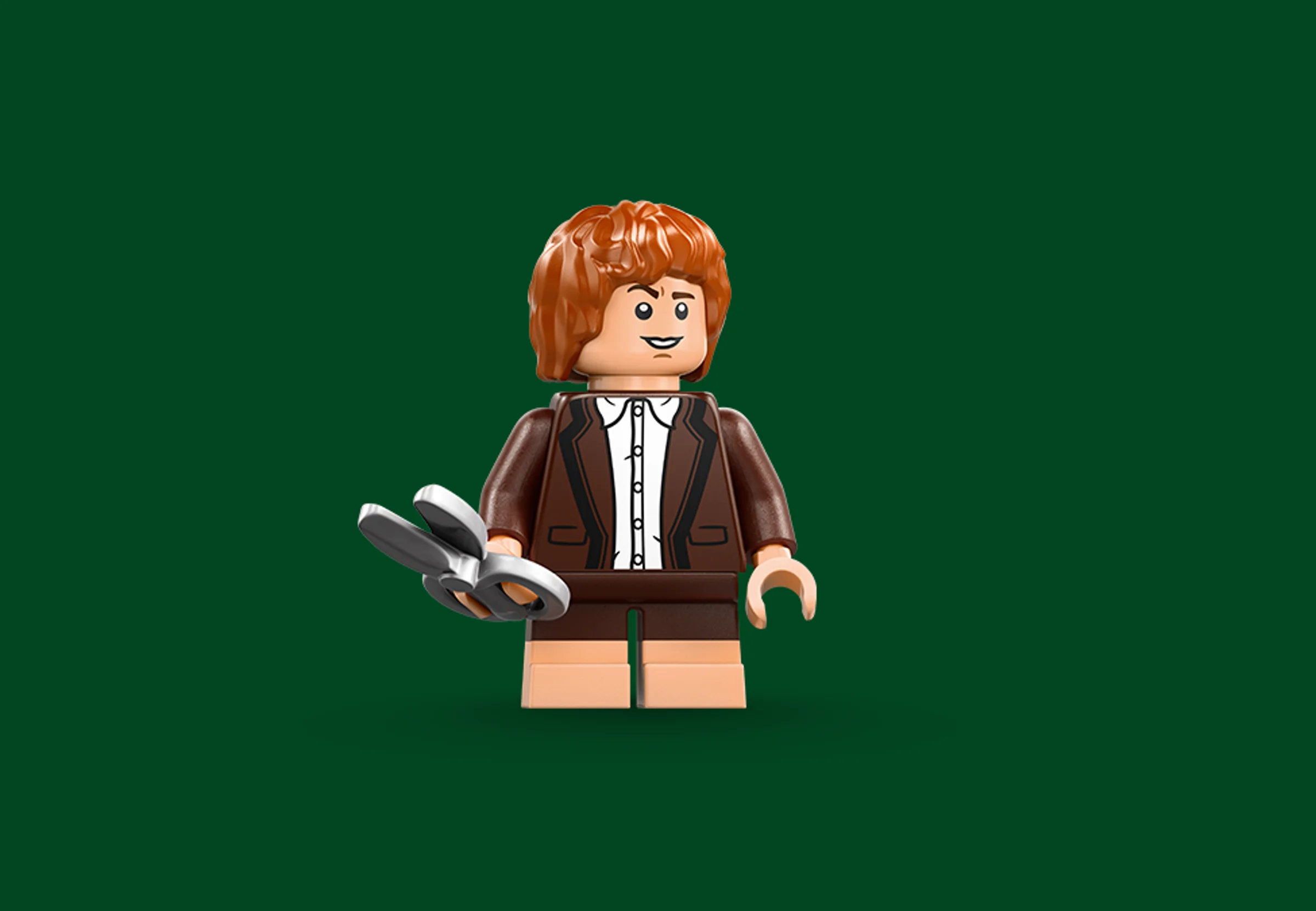 Minifigurina LEGO a lui Bilbo Baggins cu foarfece pe fundal verde închis.