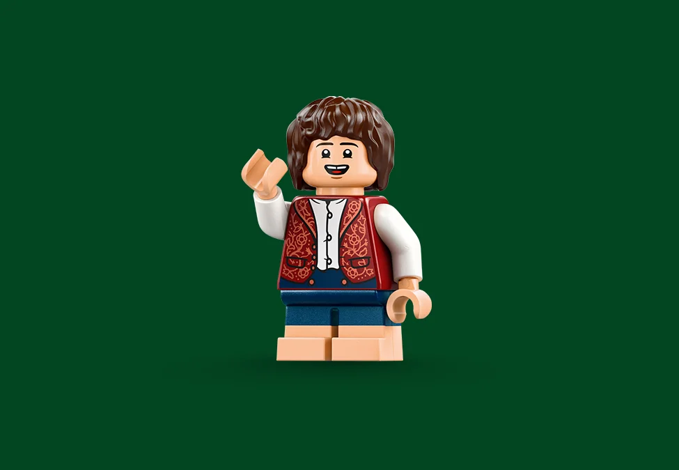 Prim-plan cu minifigurina Lego Frodo Baggins, zâmbind și salutând, pe un fundal verde închis.