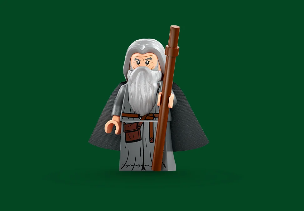 Prim-plan cu minifigurina LEGO Gandalf din setul Hobbit, cu toiagul său caracteristic.
