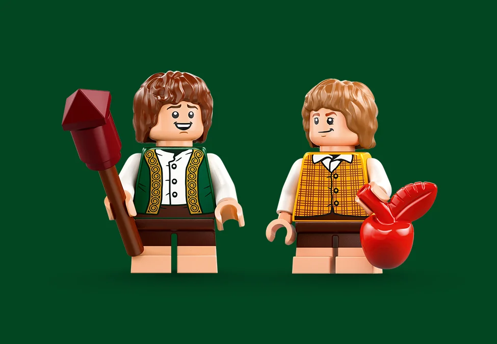 Prim-plan cu minifigurinele Frodo și Sam din setul LEGO The Shire, detaliate și colorate.