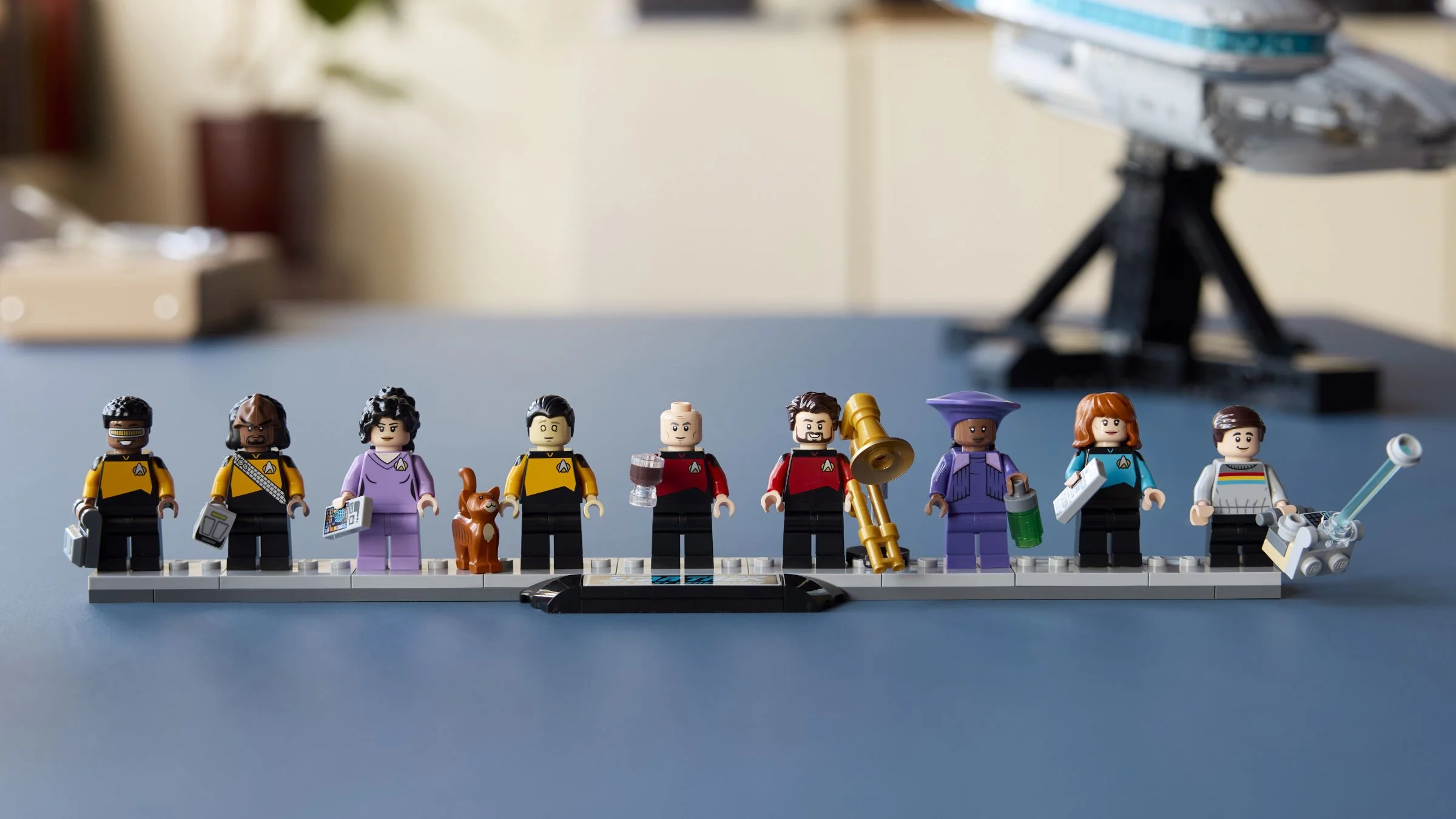 Prezentare detaliată a minifigurinelor Star Trek: U.S.S. Enterprise NCC-1701-D, cu accesorii.