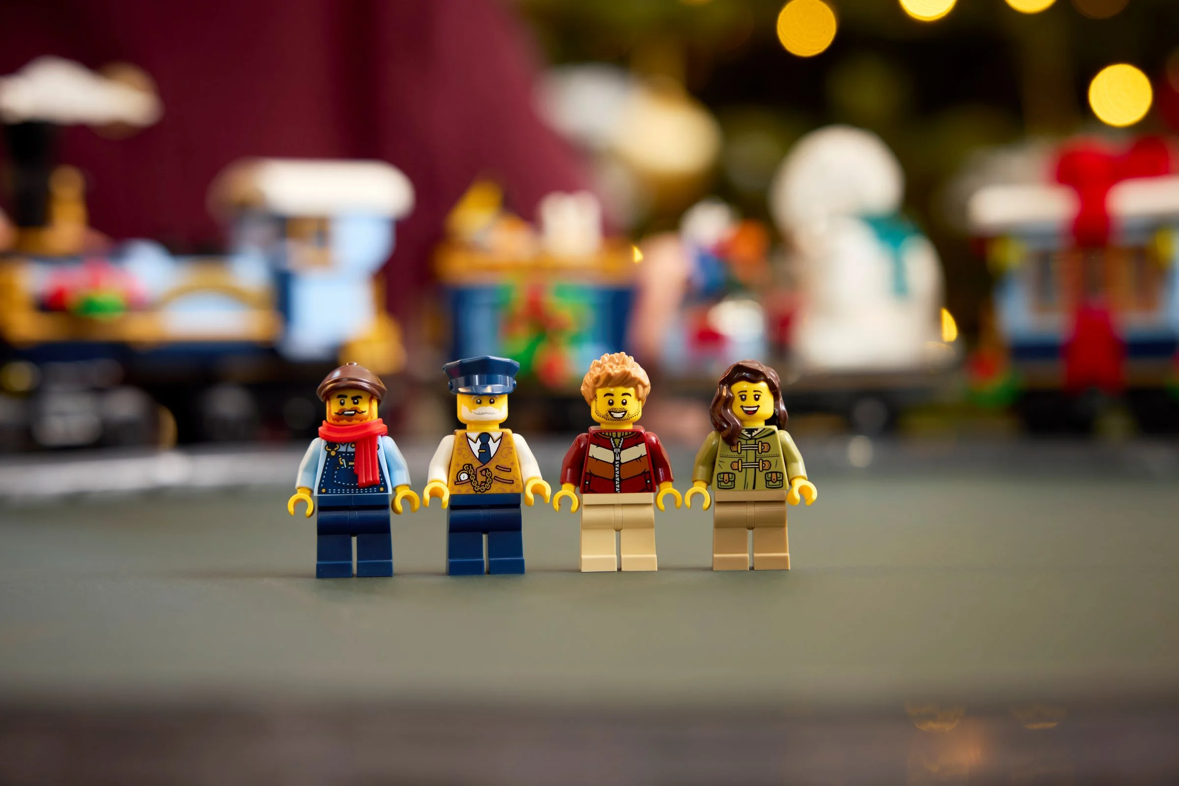 Prim-plan cu cele 4 minifigurine ale trenului Holiday Express. Personaje diverse și detaliate.