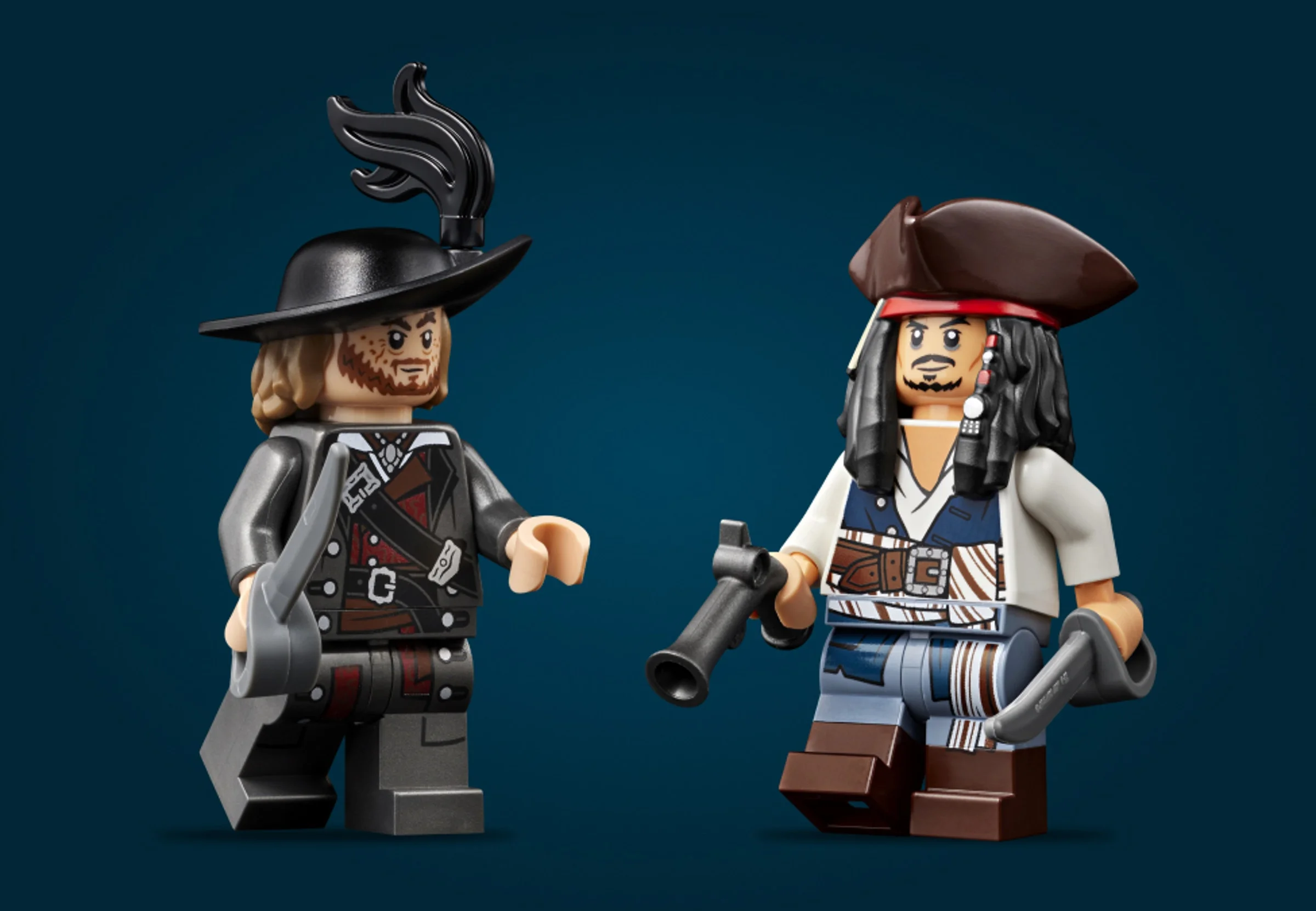 Prim-plan cu figurinele Căpitanului Jack Sparrow și Salazar. Detalii figurine și accesorii.