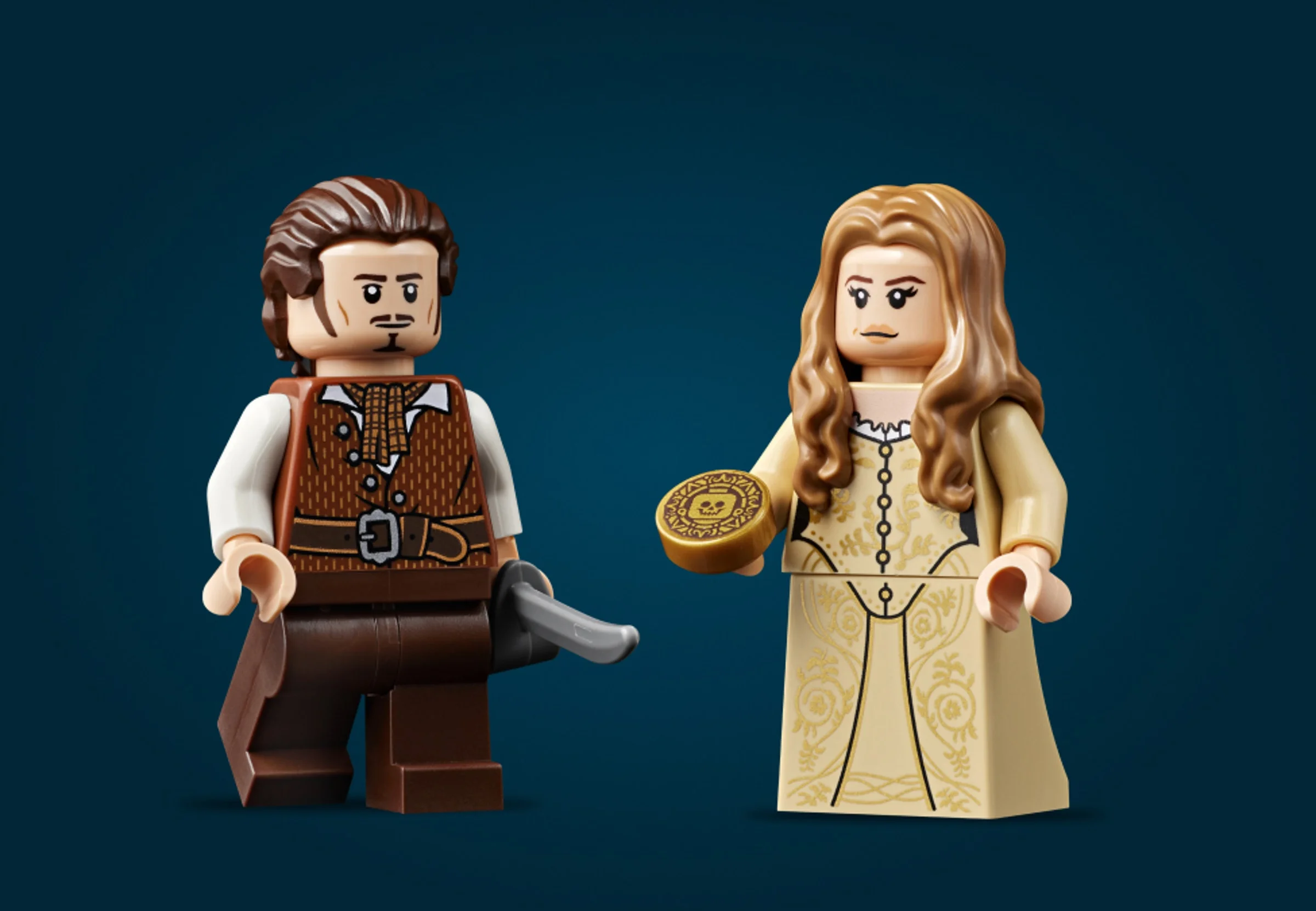 Prim-plan cu minifigurinele Jack Sparrow și Elizabeth Swann, cu o monedă blestemată. Detalii precise.