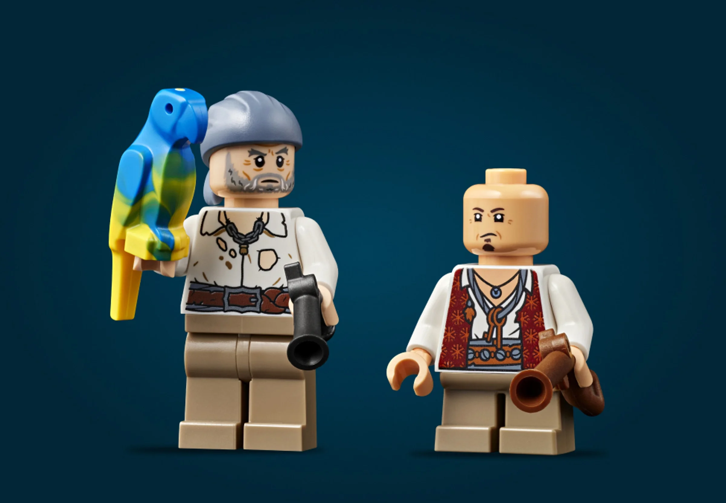 Prim plan cu minifigurinele setului, Jack Sparrow și Joshamee Gibbs, cu accesorii.