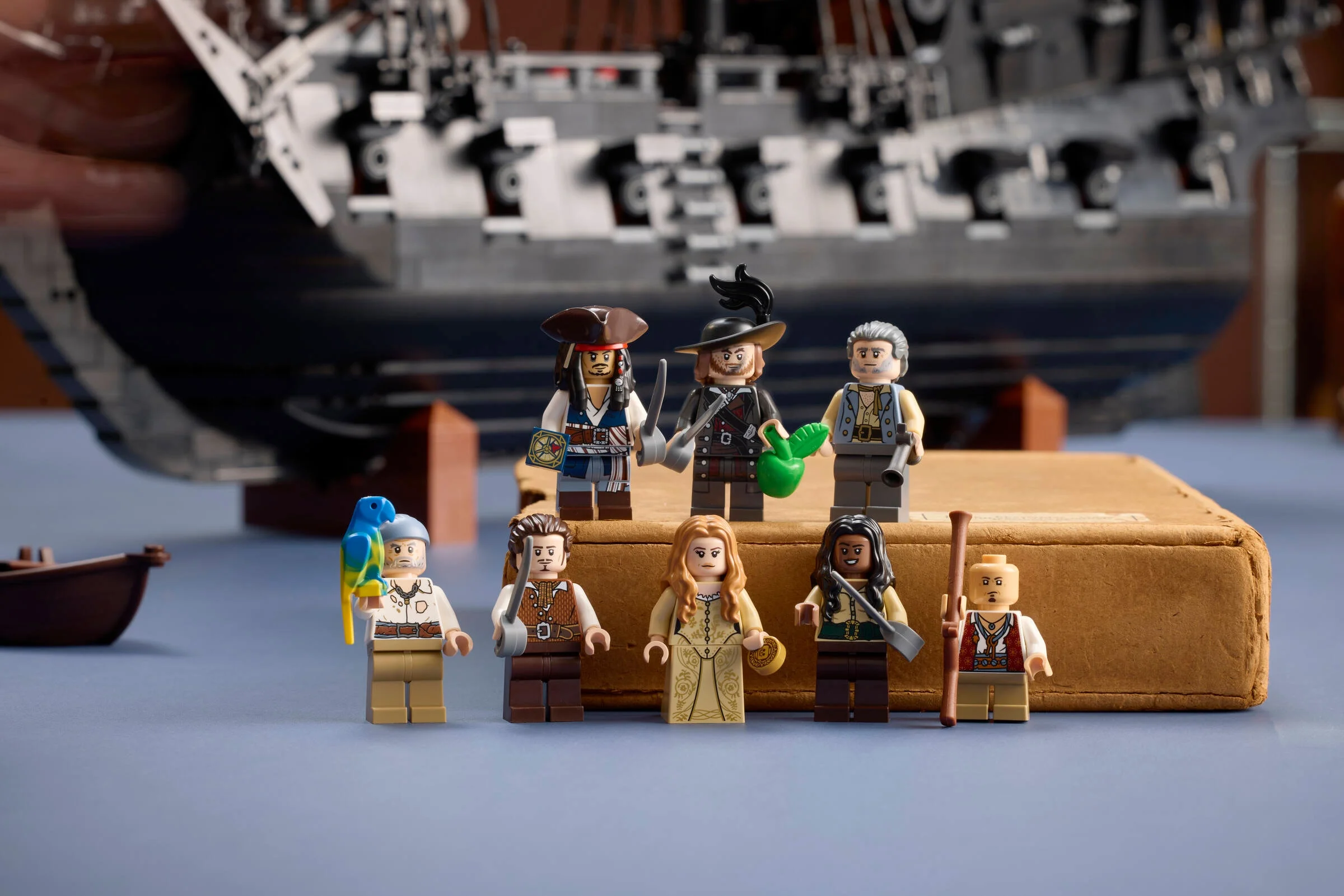Imagine cu toate minifigurinele setului LEGO 10365, corabia lui Jack Sparrow, prezentate detaliat.