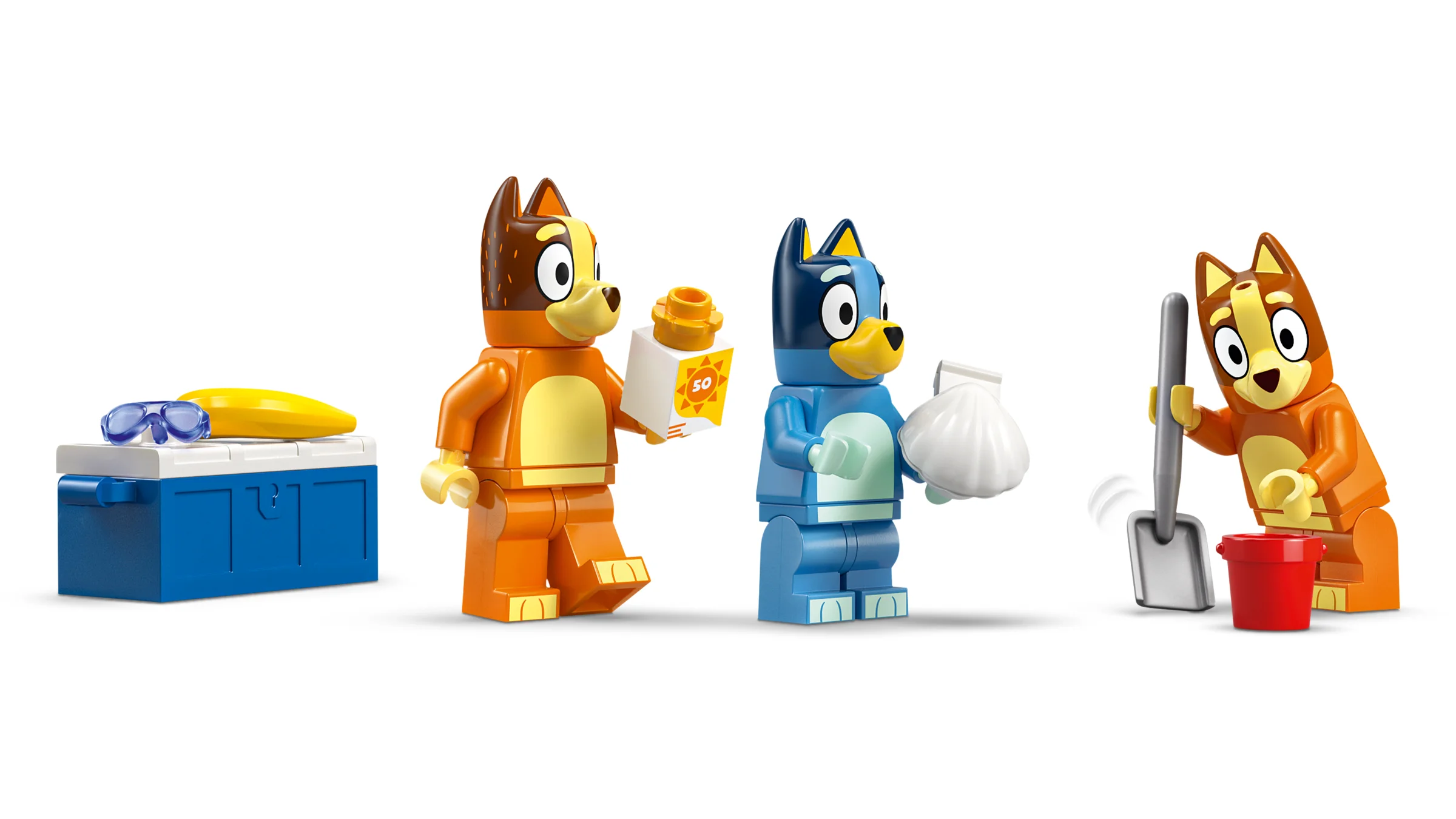 Prim plan cu figurinele LEGO Bluey la plajă, cu accesorii. Scene distractive!