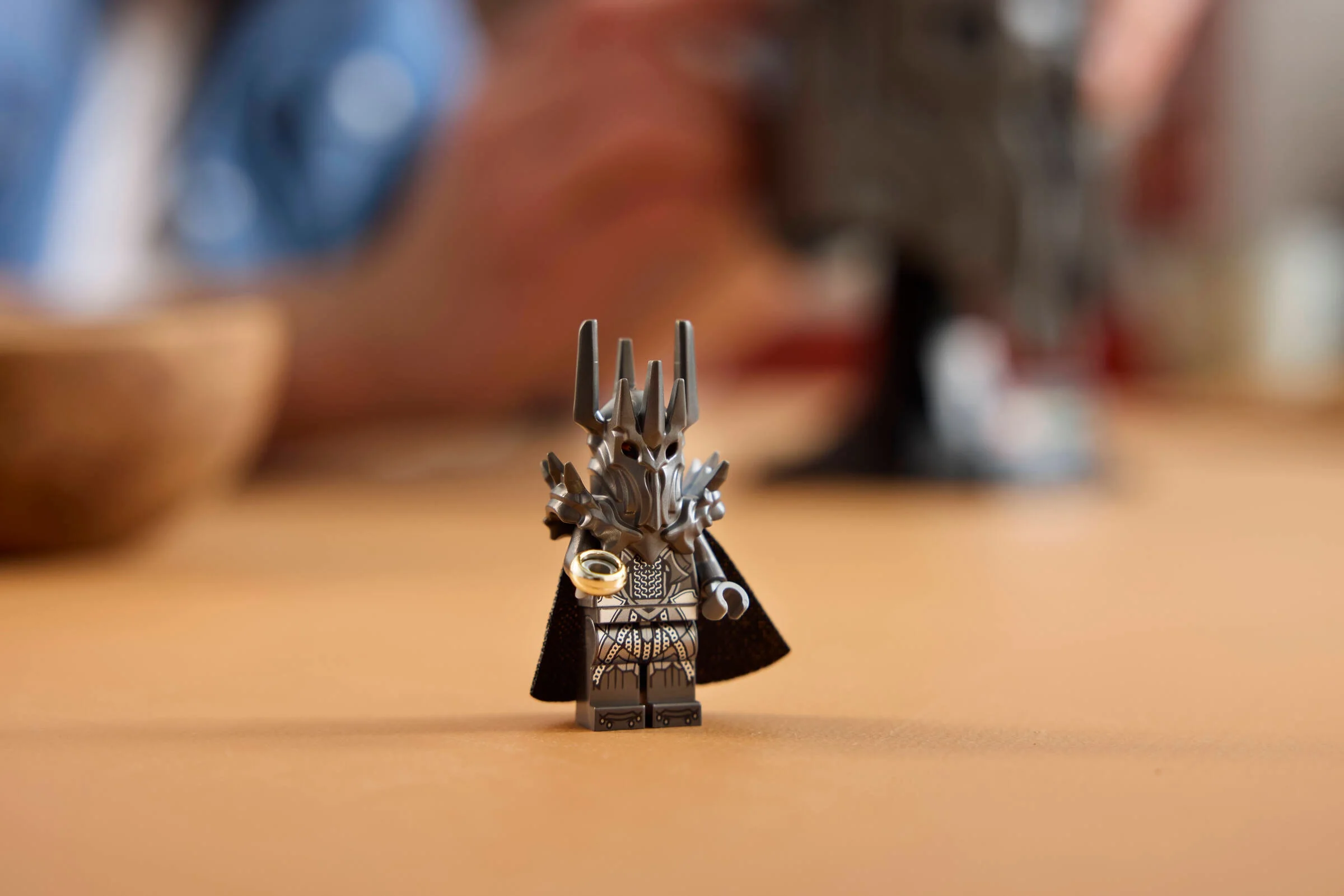 Minifigurina Sauron cu inelul, detaliu. Casca iconică e ușor de recunoscut.
