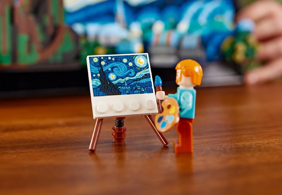 Mini-figurina Van Gogh pictând o versiune LEGO a celebrului său tablou, „Noaptea înstelată”.