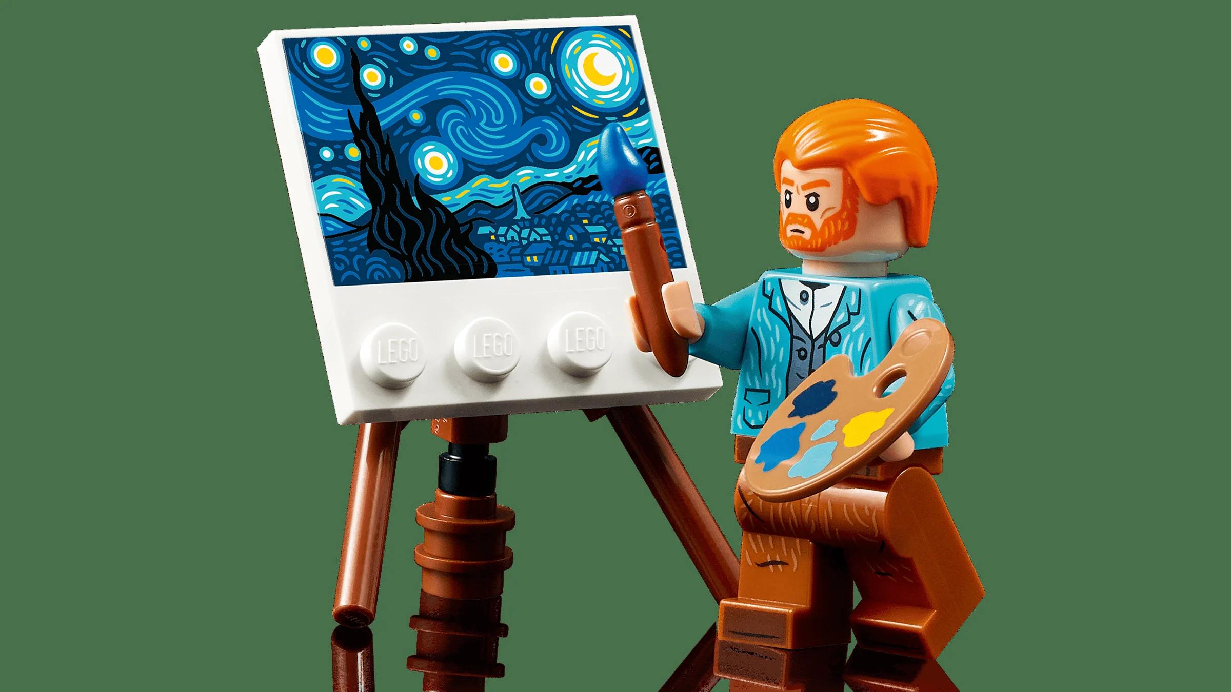 Prim-plan cu minifigurina LEGO Van Gogh pictând „Noaptea Înstelată” pe un șevalet.
