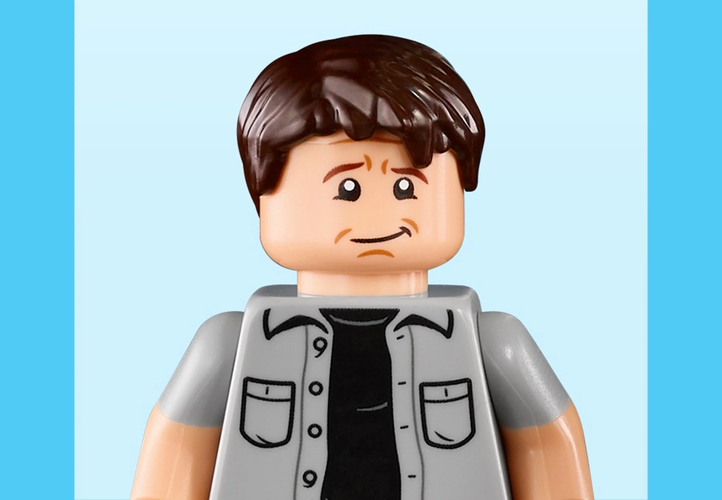 Prim-plan cu minifigurina Matt Hooper din setul LEGO Jaws, cu detalii ale feței și vestimentației.