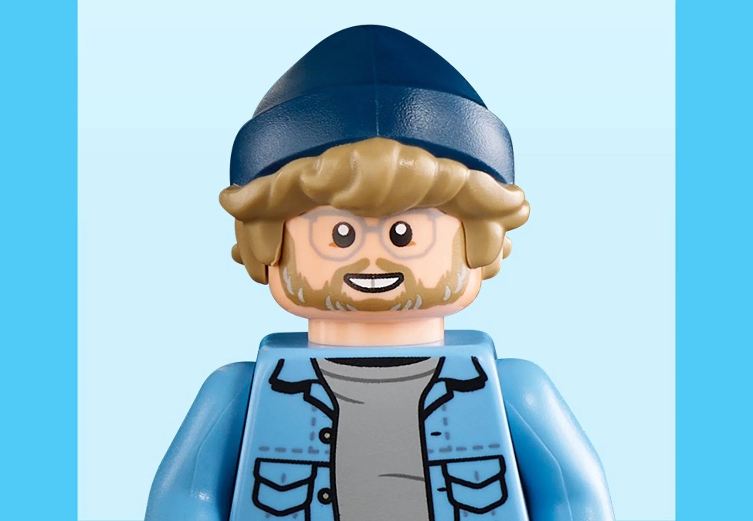 Prim-plan cu minifigurina Quint din setul LEGO Jaws, cu căciulă și barbă.